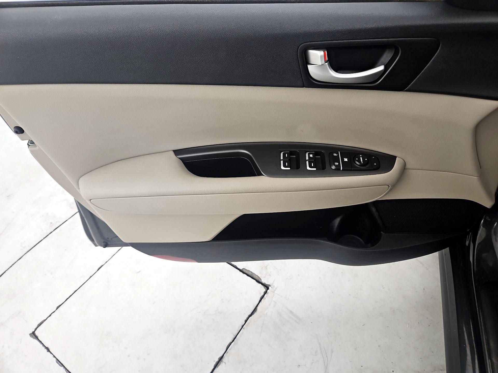 Thumbnail: 2016 Kia Optima - 12