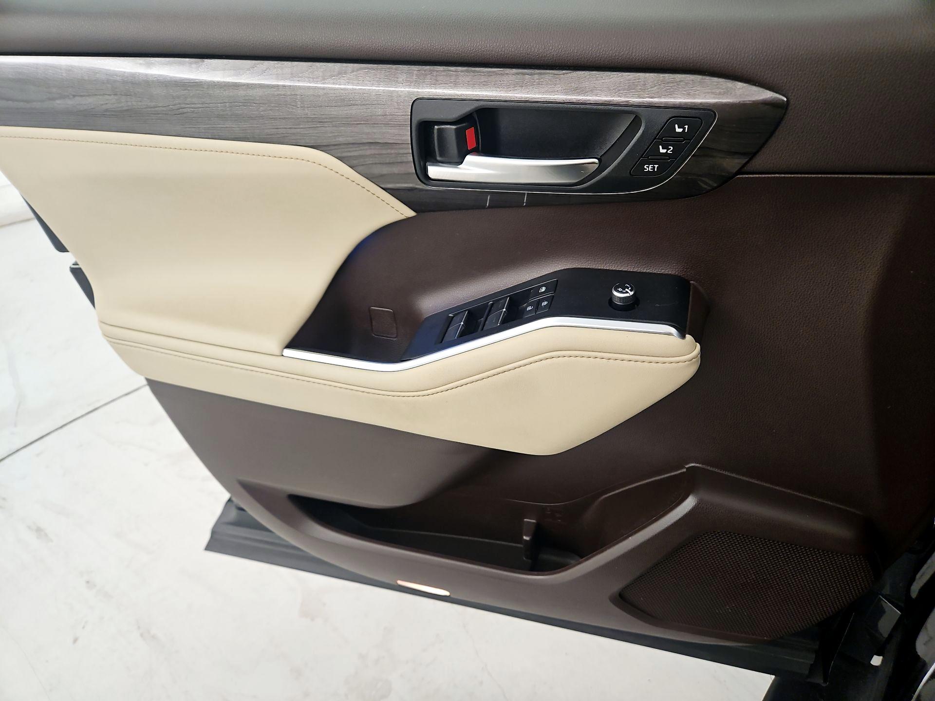 Thumbnail: 2021 Toyota Highlander - 12