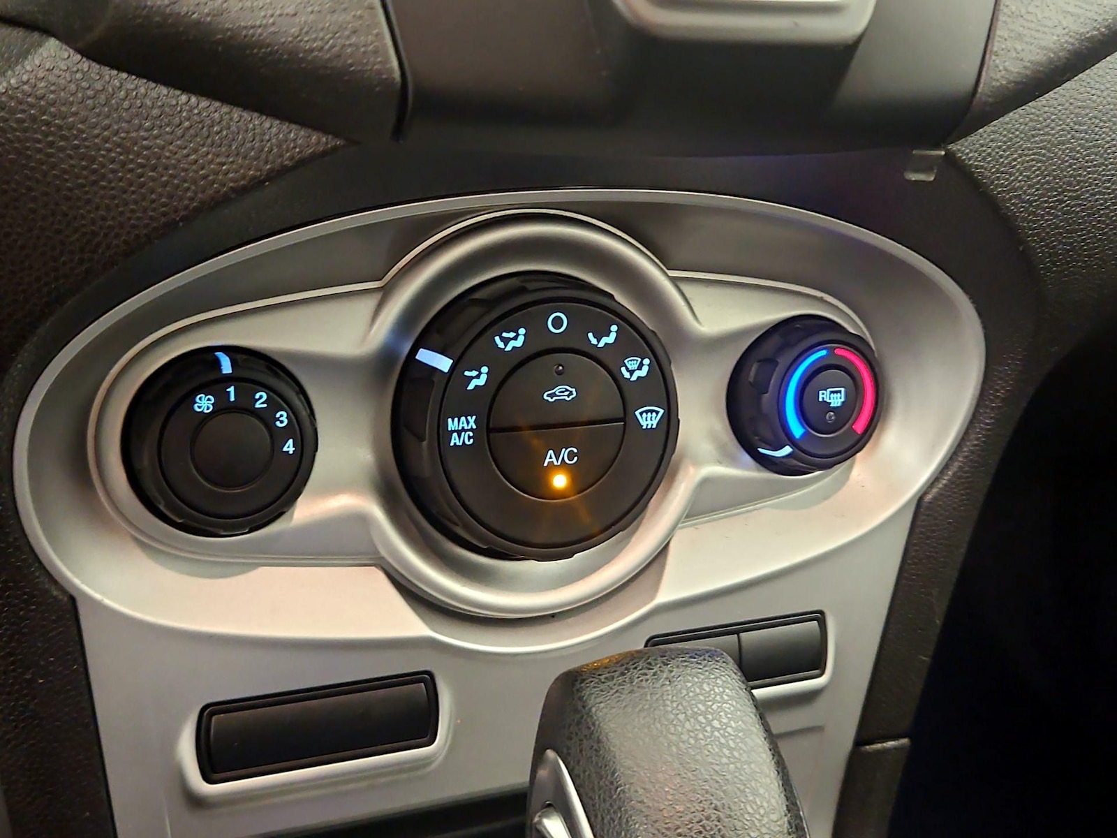 2018 Ford Fiesta SE - Photo 17
