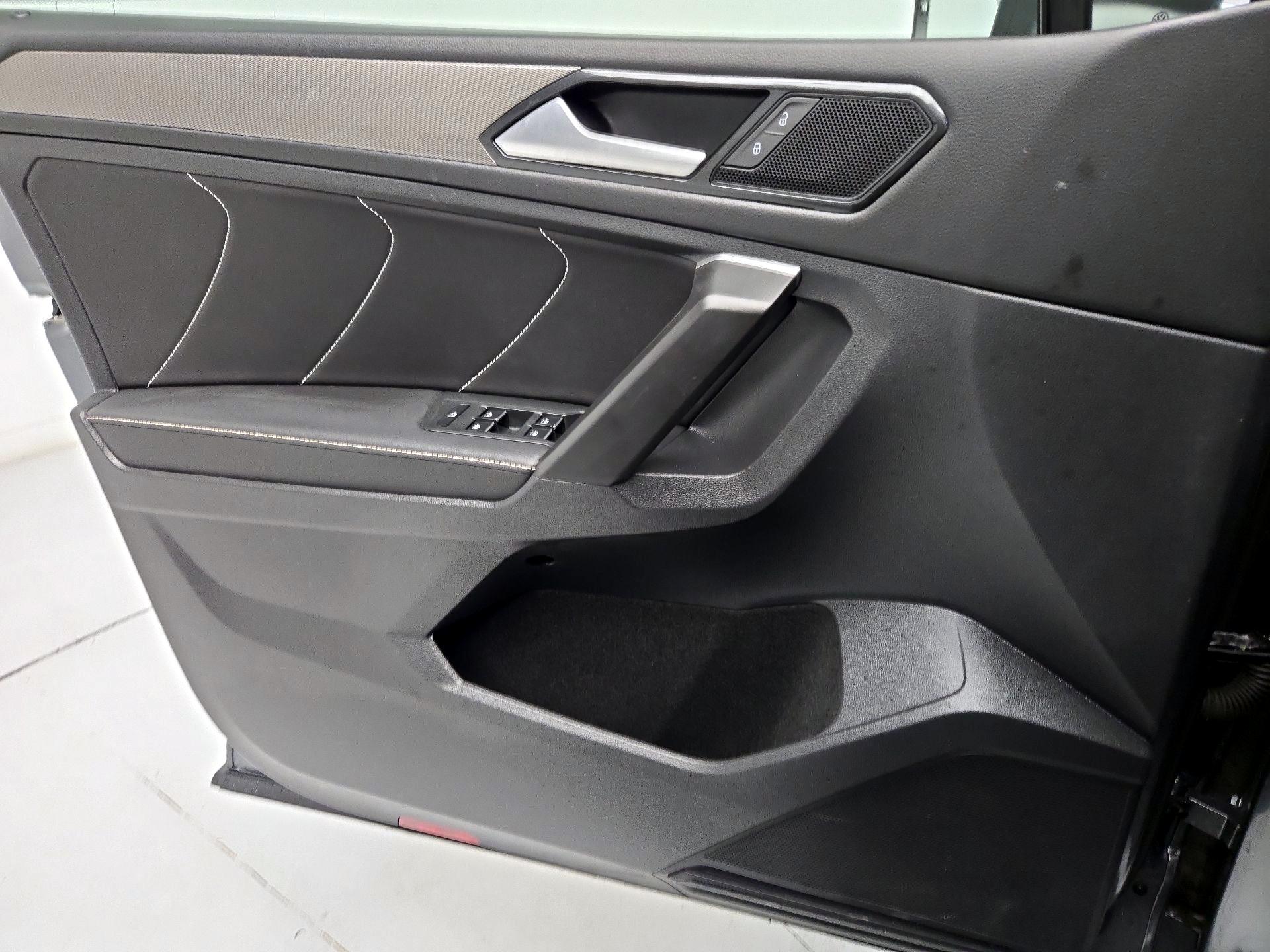 Thumbnail: 2023 Volkswagen Tiguan - 12