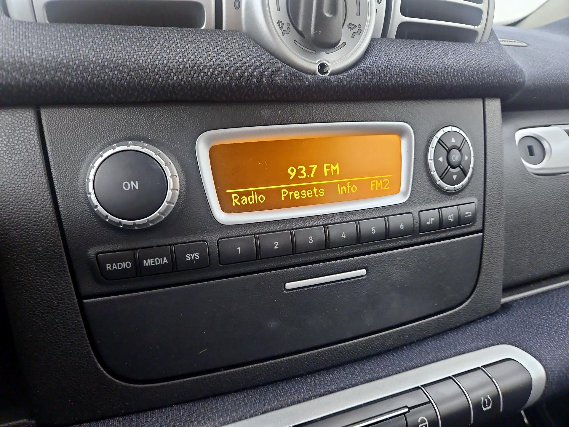 Thumbnail: 2015 smart fortwo - 13