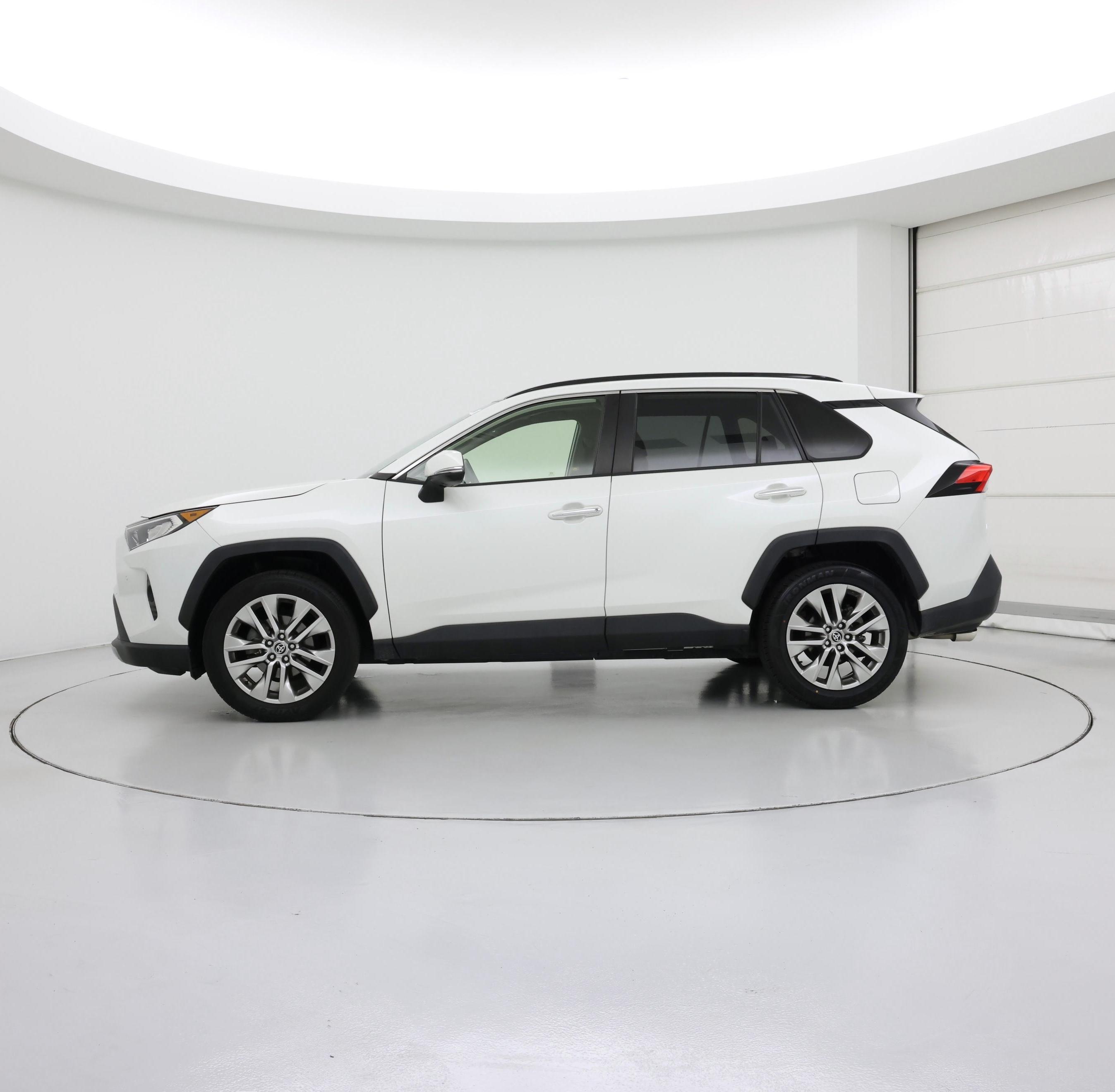 Thumbnail: 2021 Toyota RAV4 - 3
