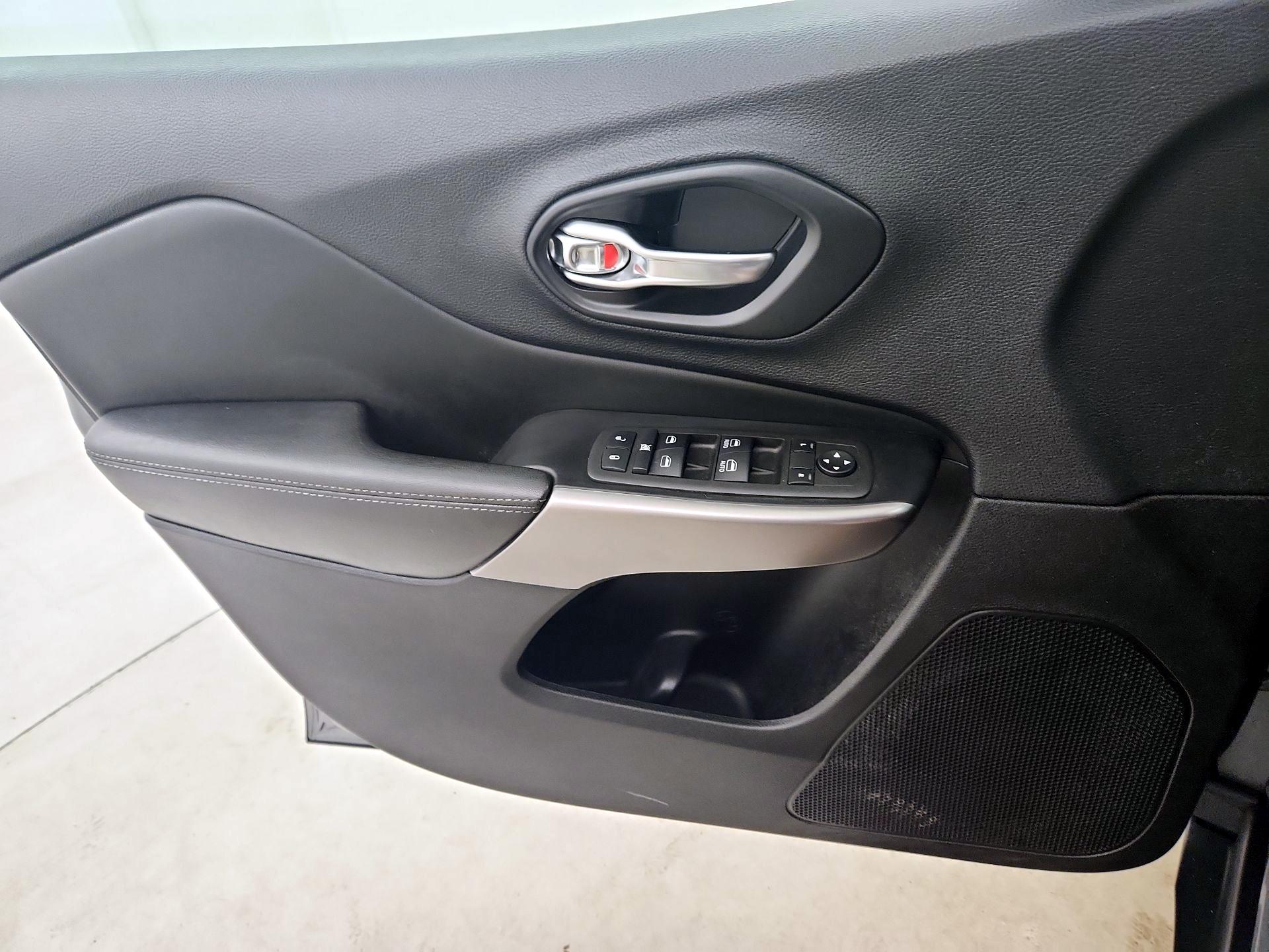 Thumbnail: 2022 Jeep Cherokee - 10