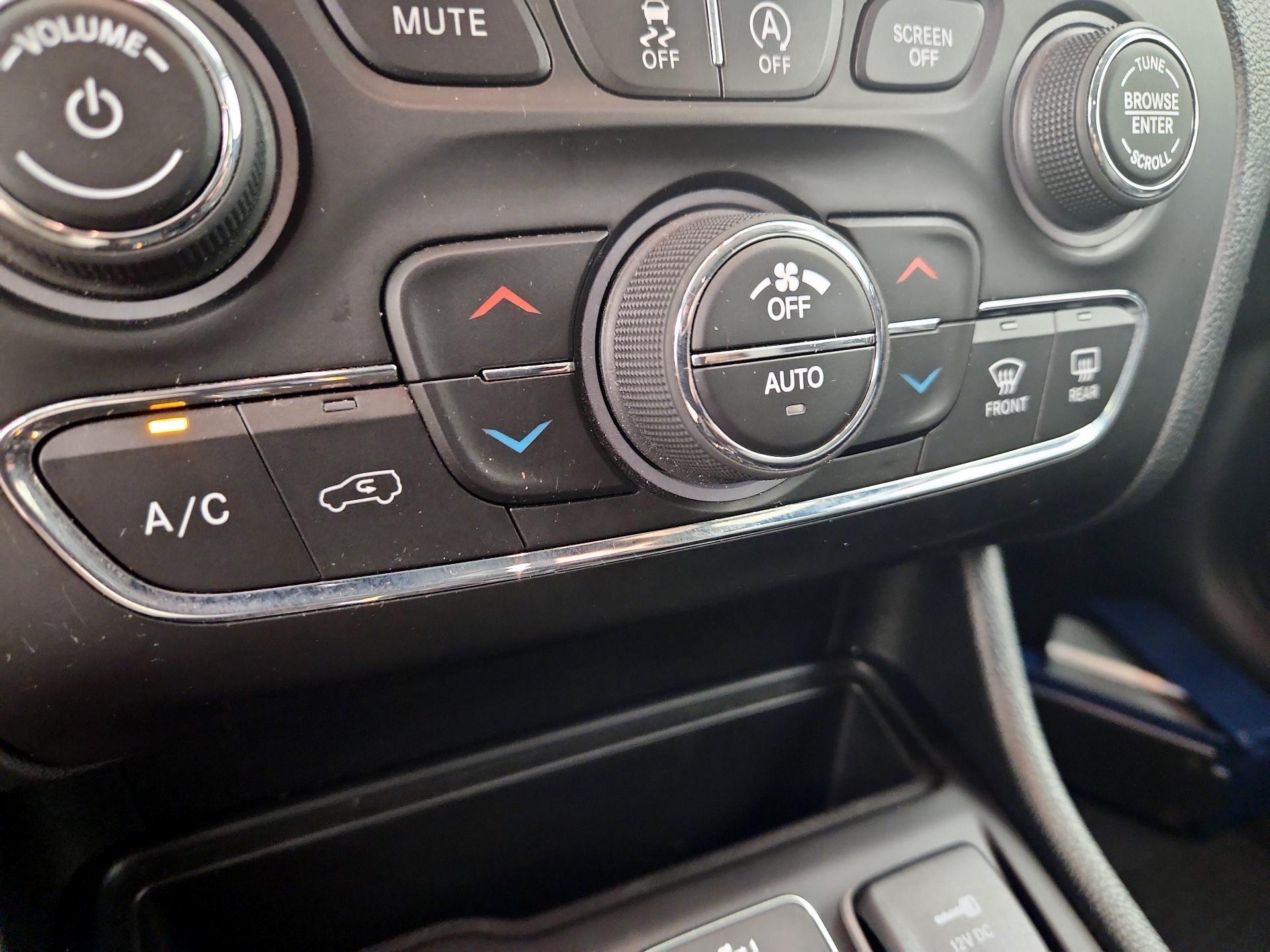 Thumbnail: 2022 Jeep Cherokee - 14