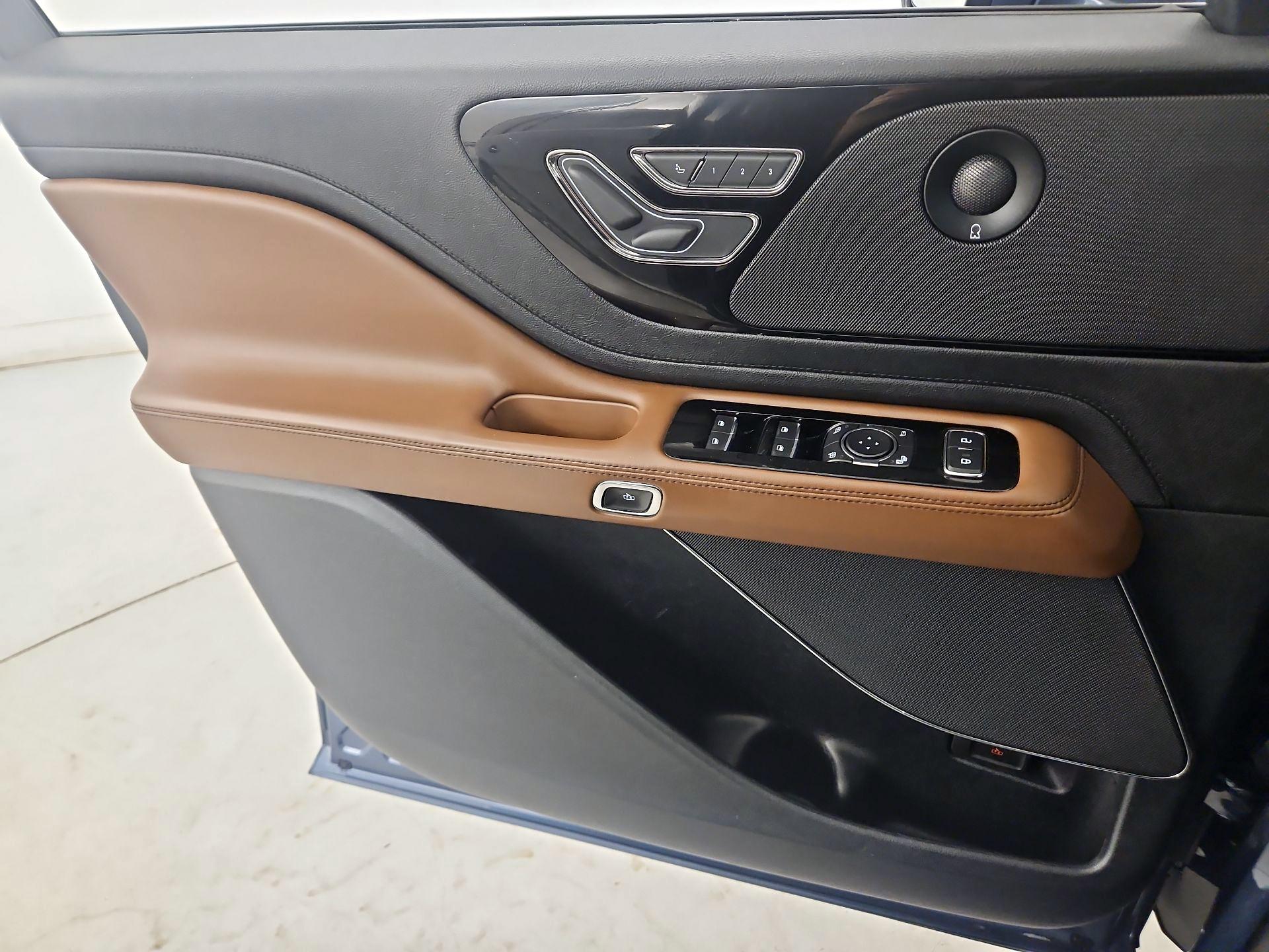 Thumbnail: 2020 Lincoln Aviator - 12