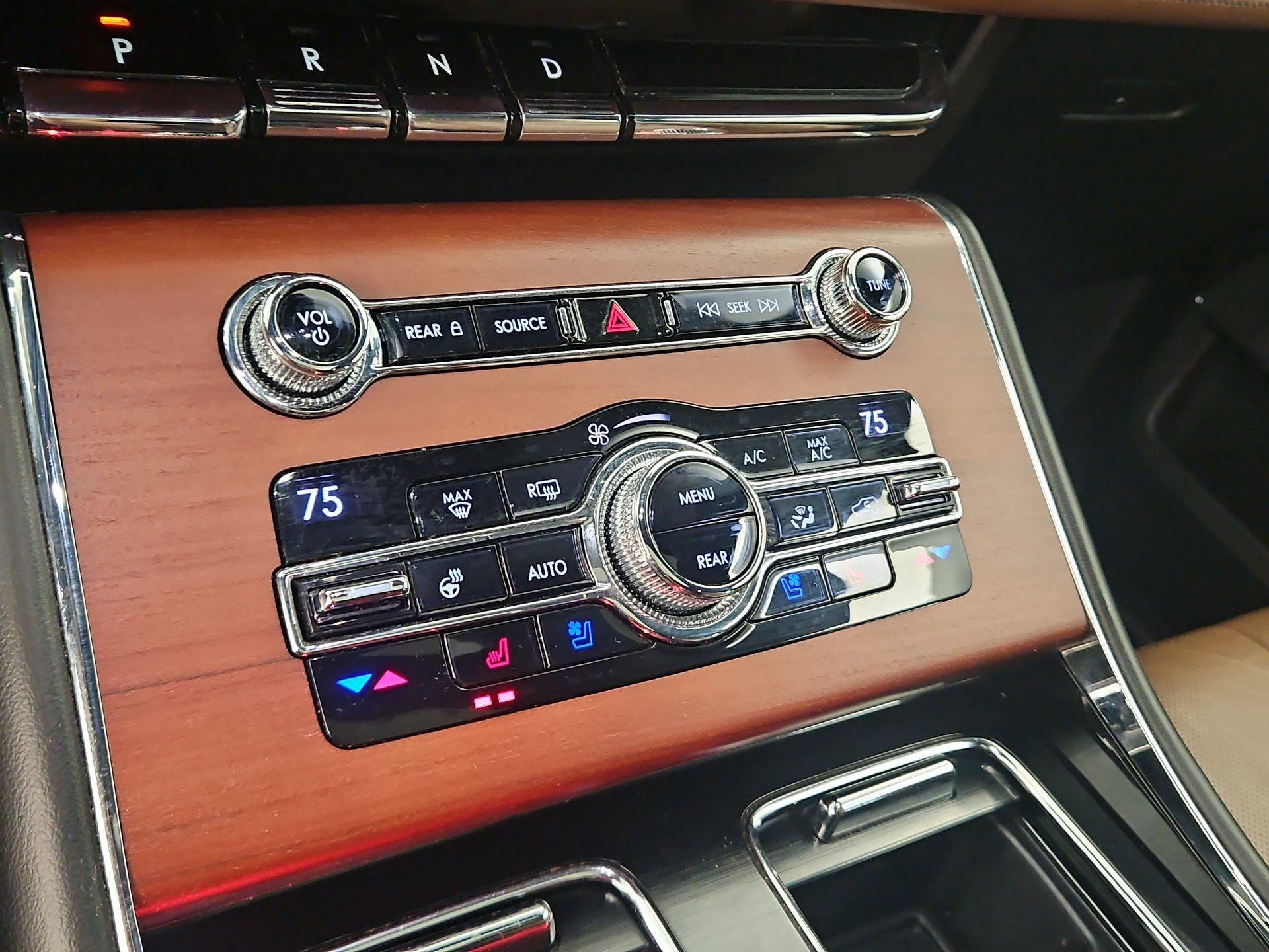 Thumbnail: 2020 Lincoln Aviator - 17