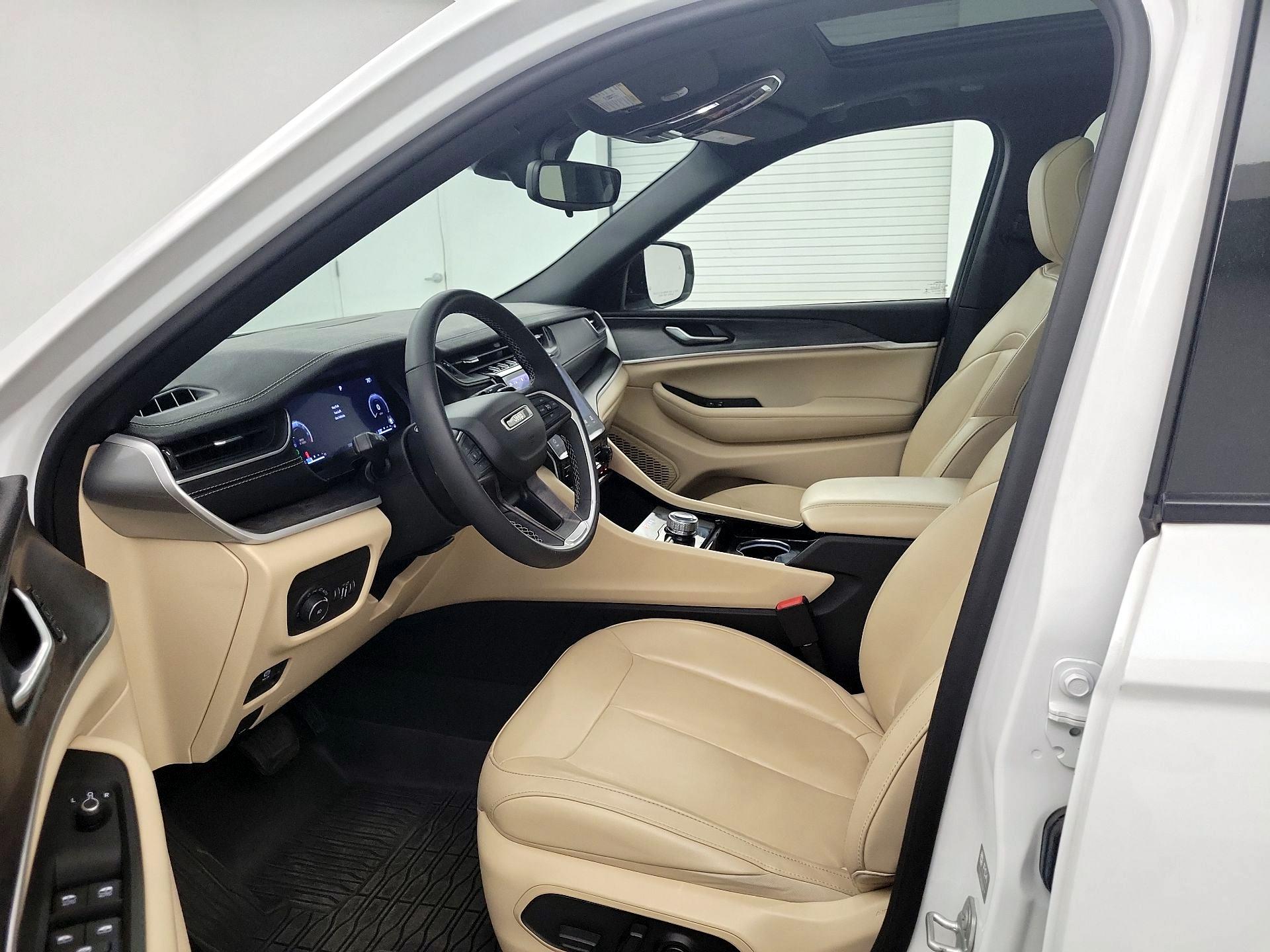 Thumbnail: 2023 Jeep Grand Cherokee - 9