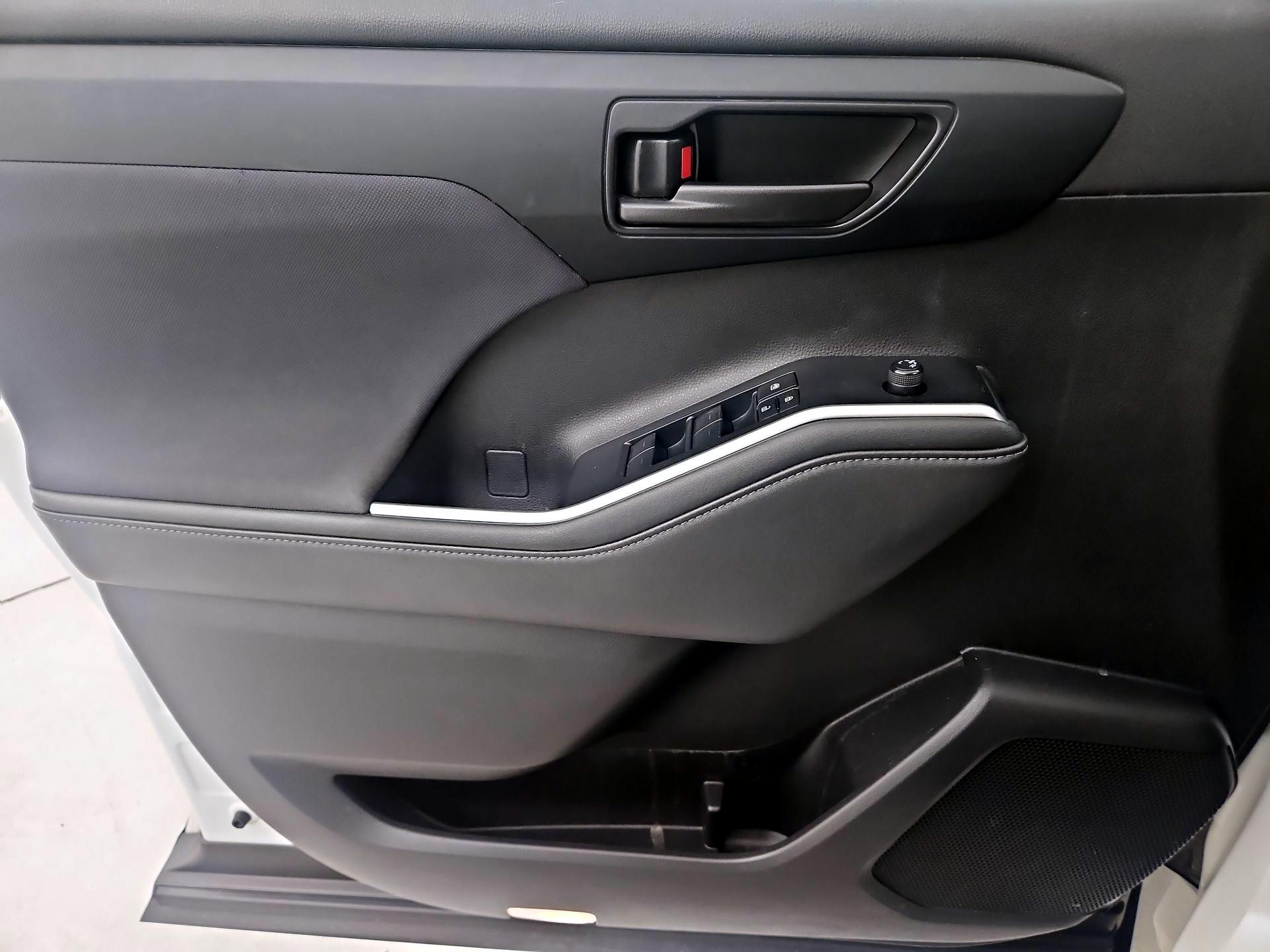 Thumbnail: 2023 Toyota Highlander - 12