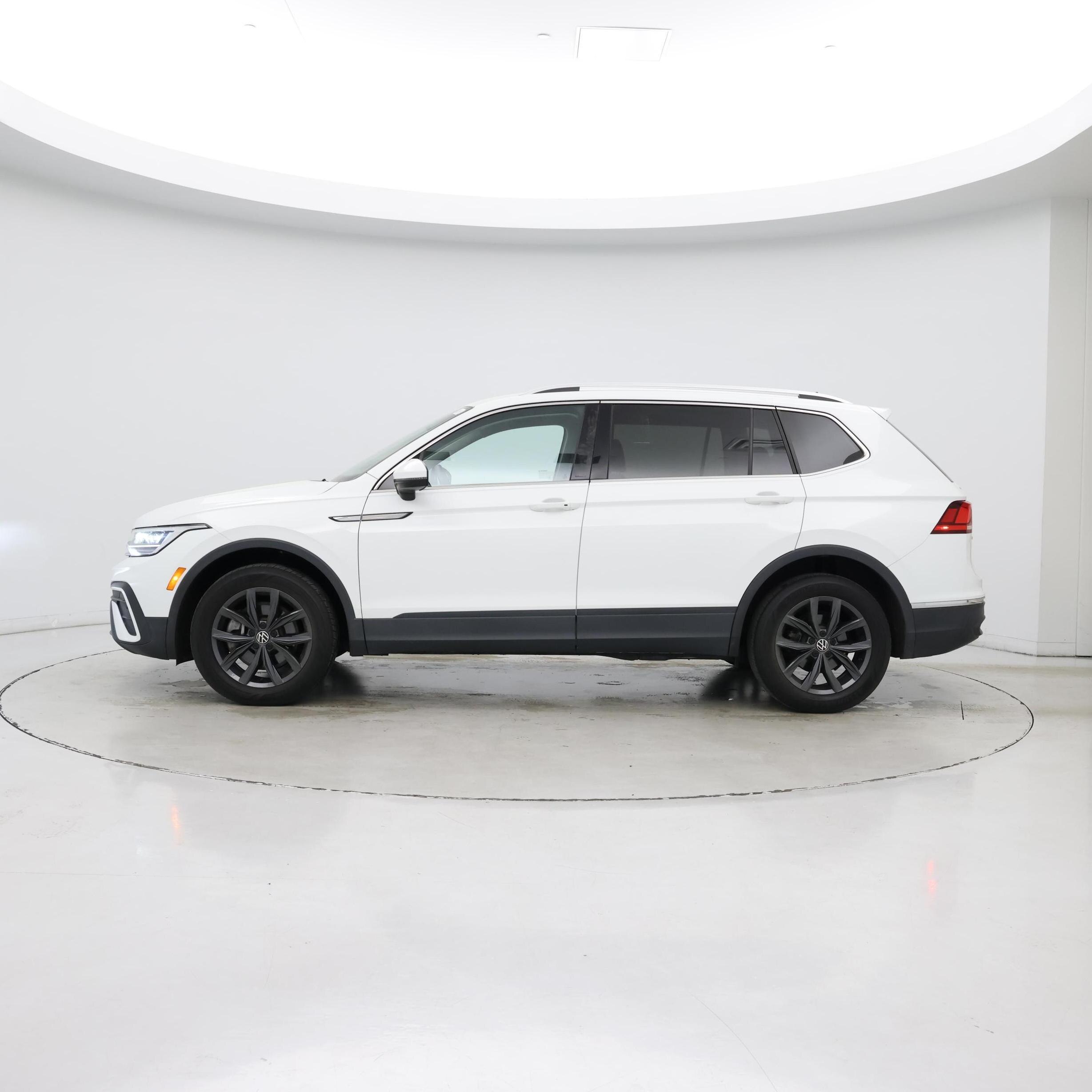 Thumbnail: 2022 Volkswagen Tiguan - 3