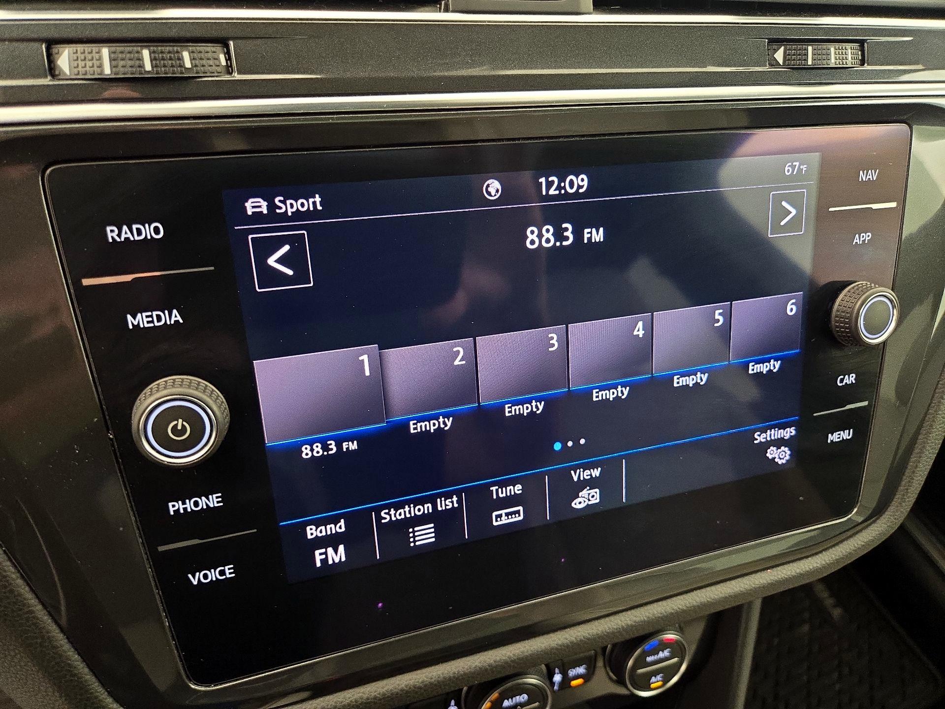 Thumbnail: 2020 Volkswagen Tiguan - 16