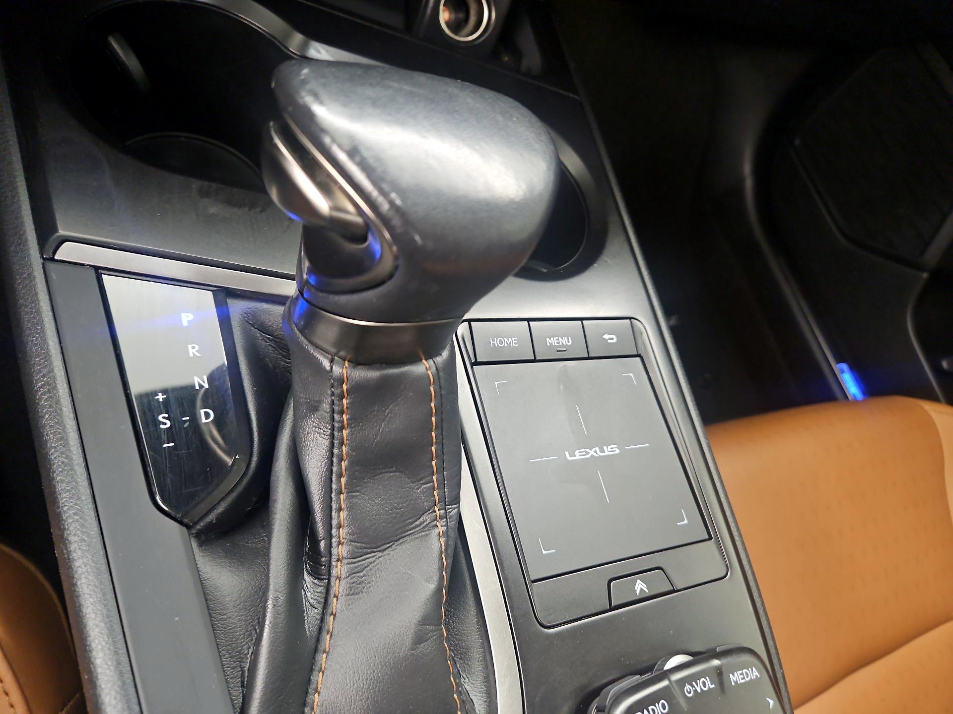 Thumbnail: 2022 Lexus UX - 18