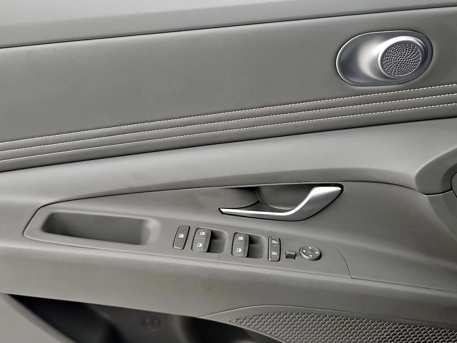2025 Hyundai Elantra SEL - Photo 13