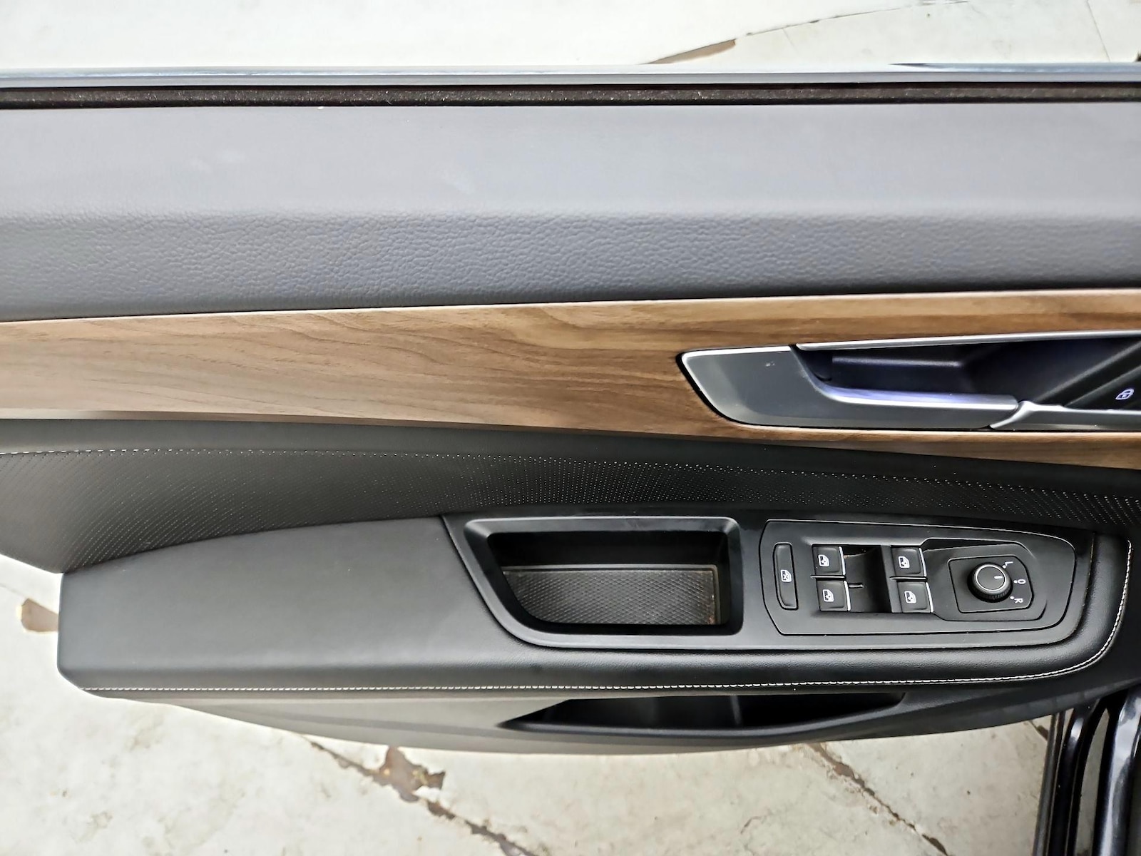 2024 Volkswagen Atlas SE w/Tech - Photo 13