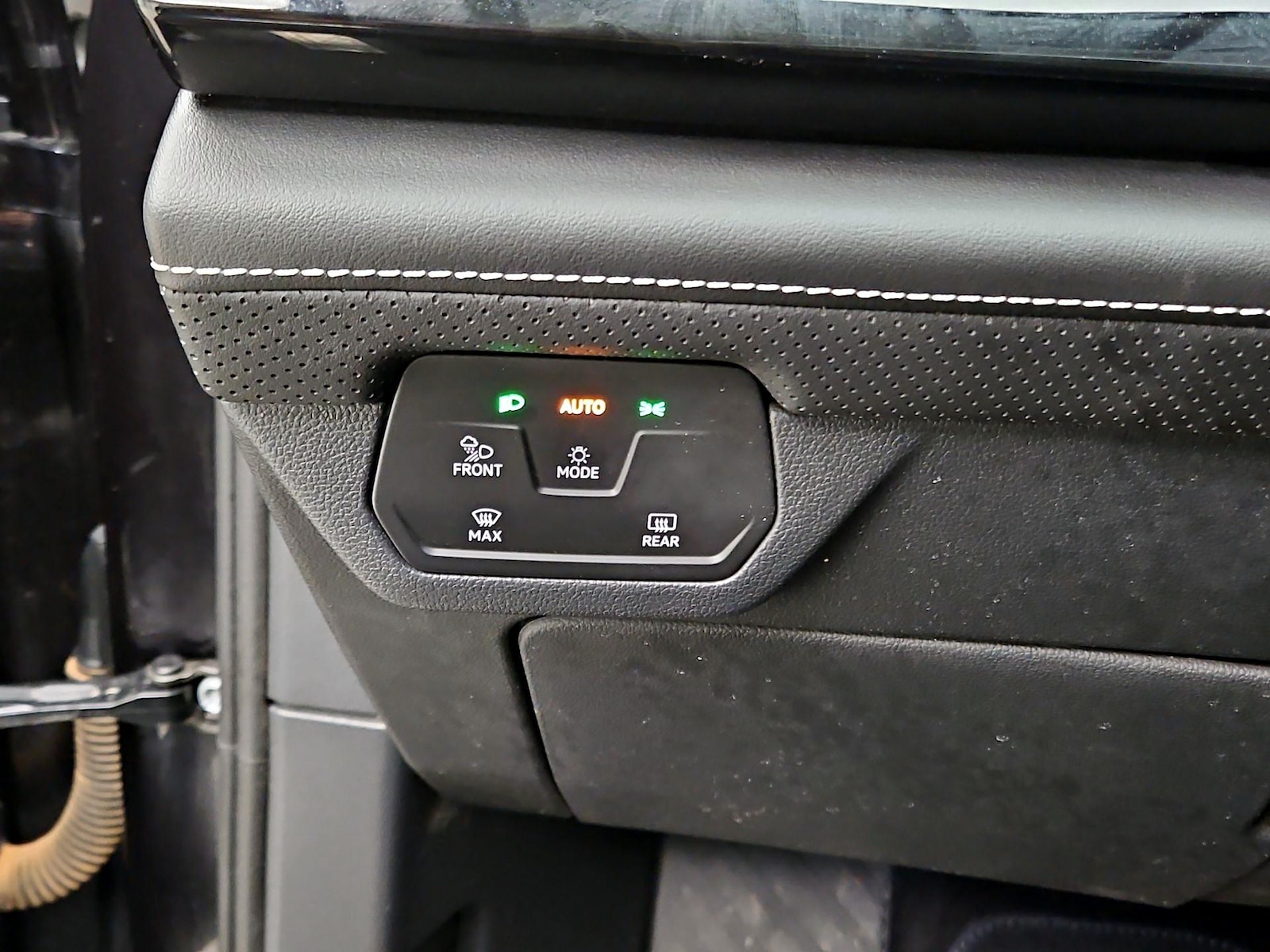 2024 Volkswagen Atlas SE w/Tech - Photo 14