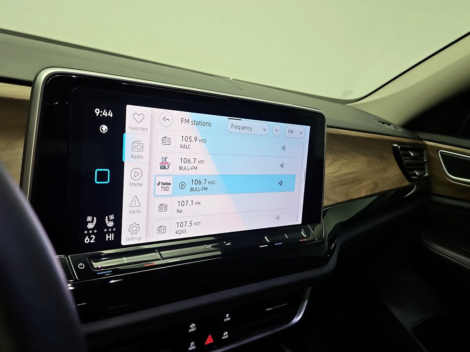2024 Volkswagen Atlas SE w/Tech - Photo 17