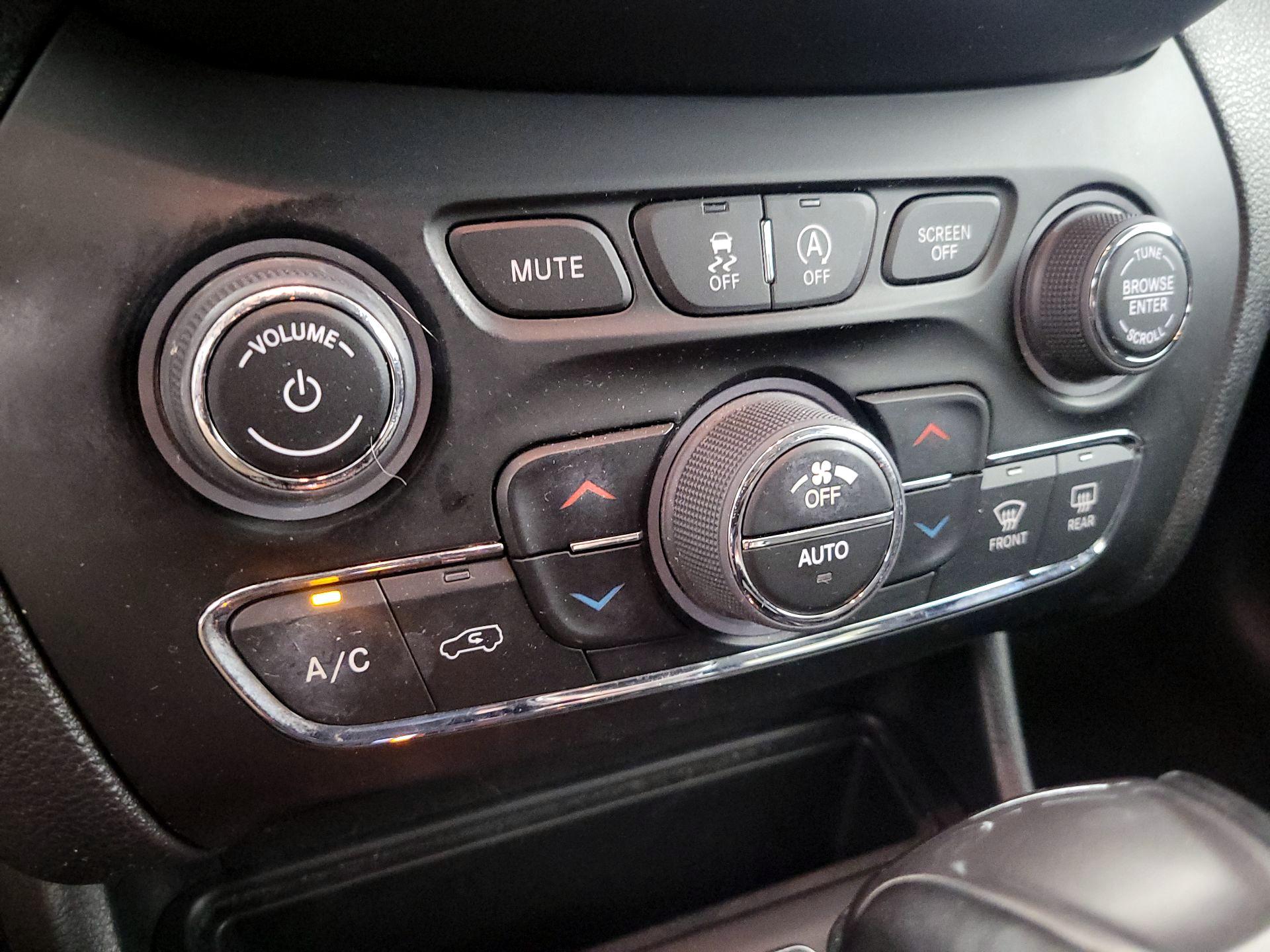 Thumbnail: 2022 Jeep Cherokee - 17