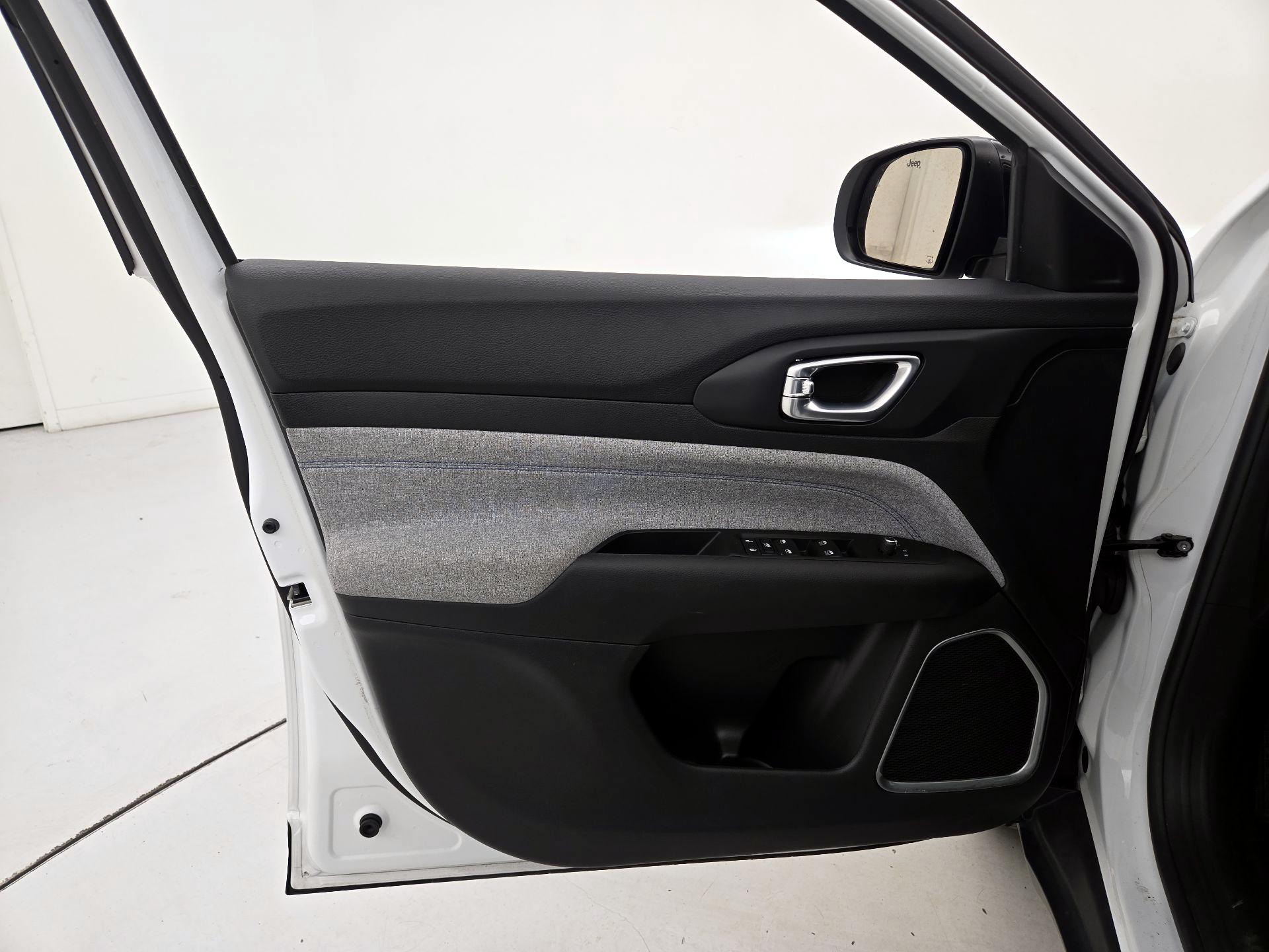 Thumbnail: 2022 Jeep Compass - 12