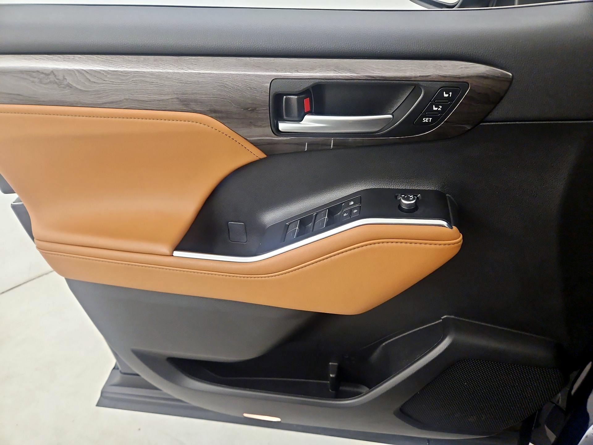 Thumbnail: 2023 Toyota Highlander - 12