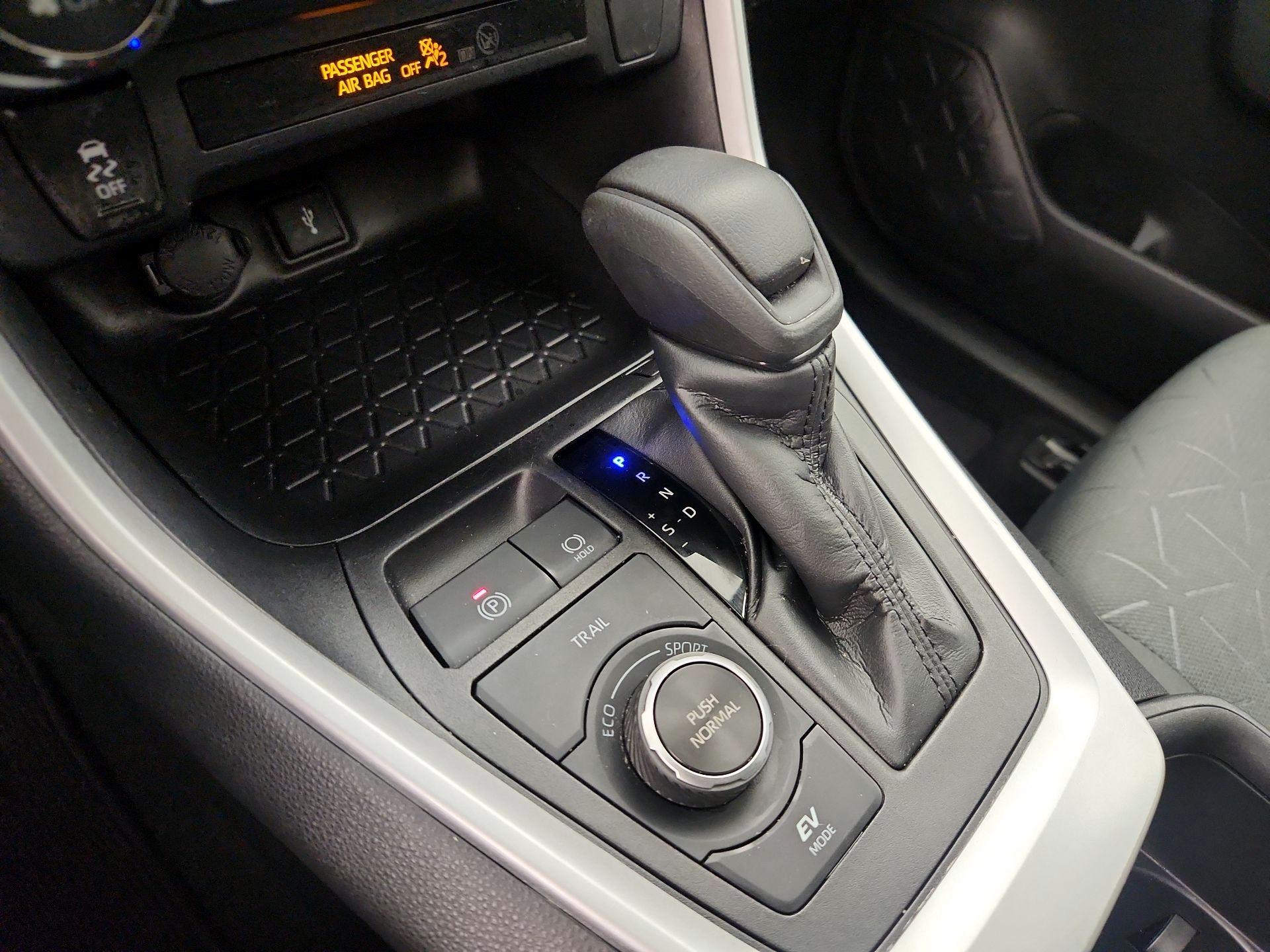 Thumbnail: 2022 Toyota RAV4 - 17