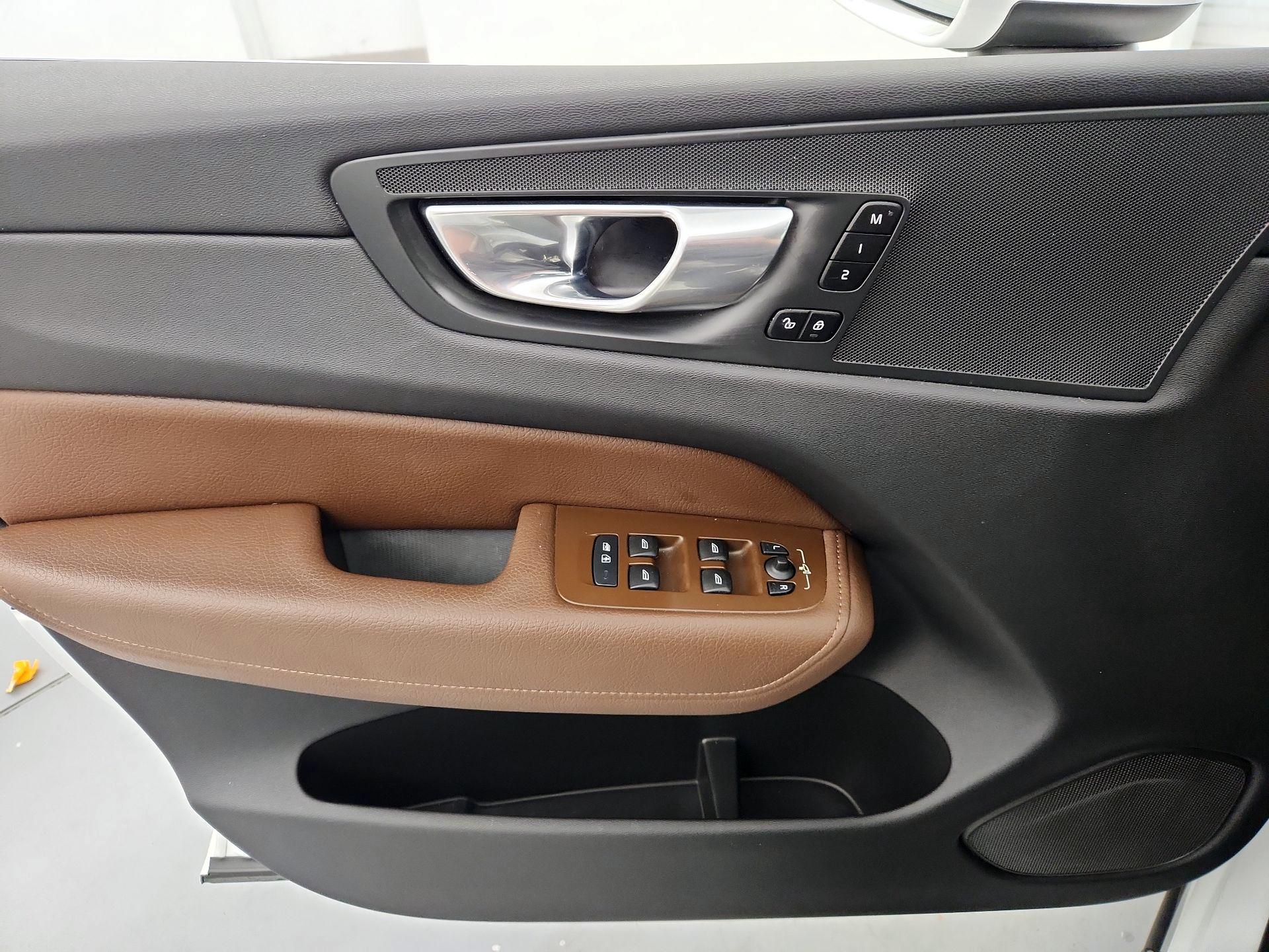 Thumbnail: 2022 Volvo XC60 - 12