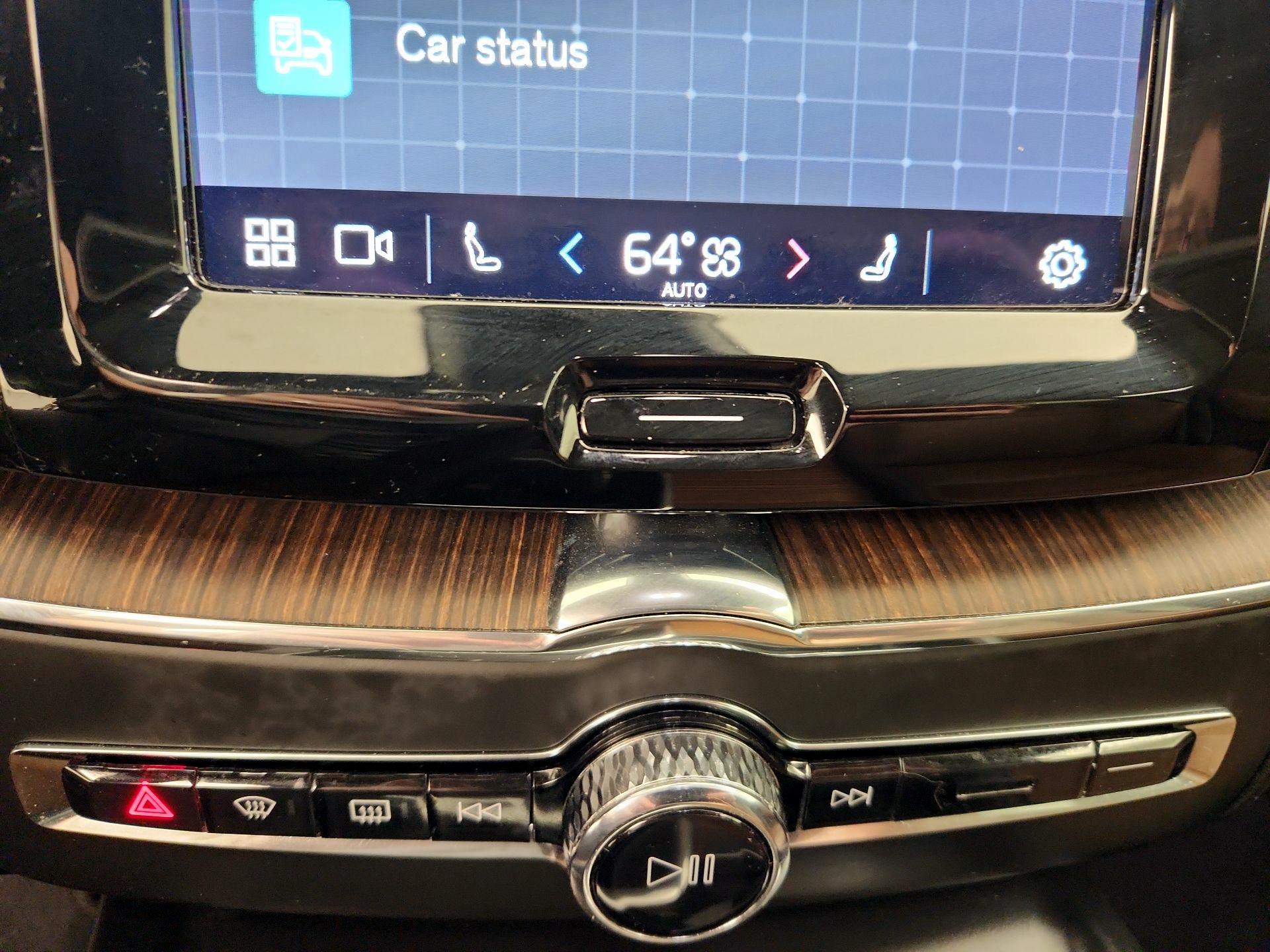 Thumbnail: 2022 Volvo XC60 - 16