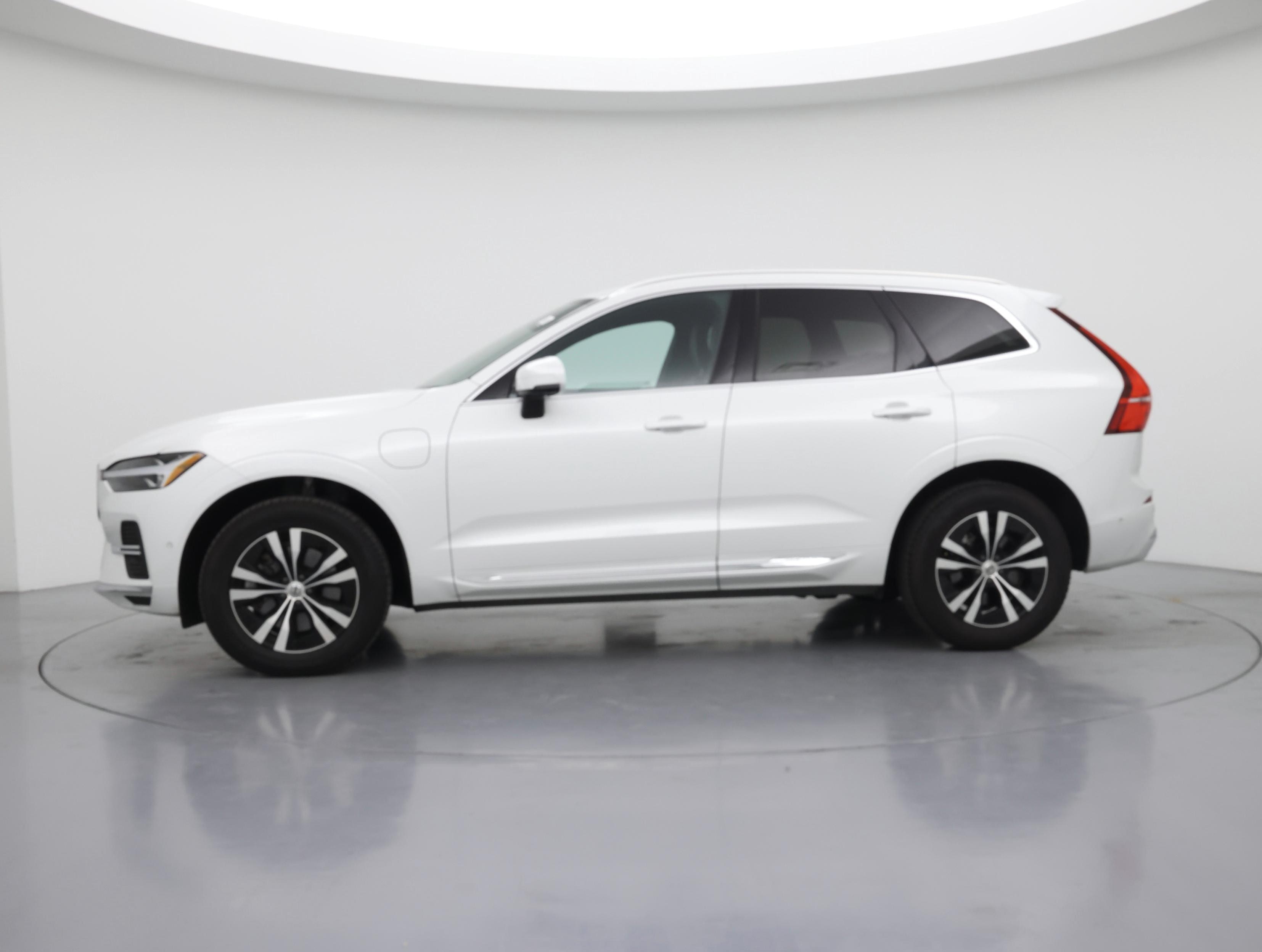 Thumbnail: 2022 Volvo XC60 - 3