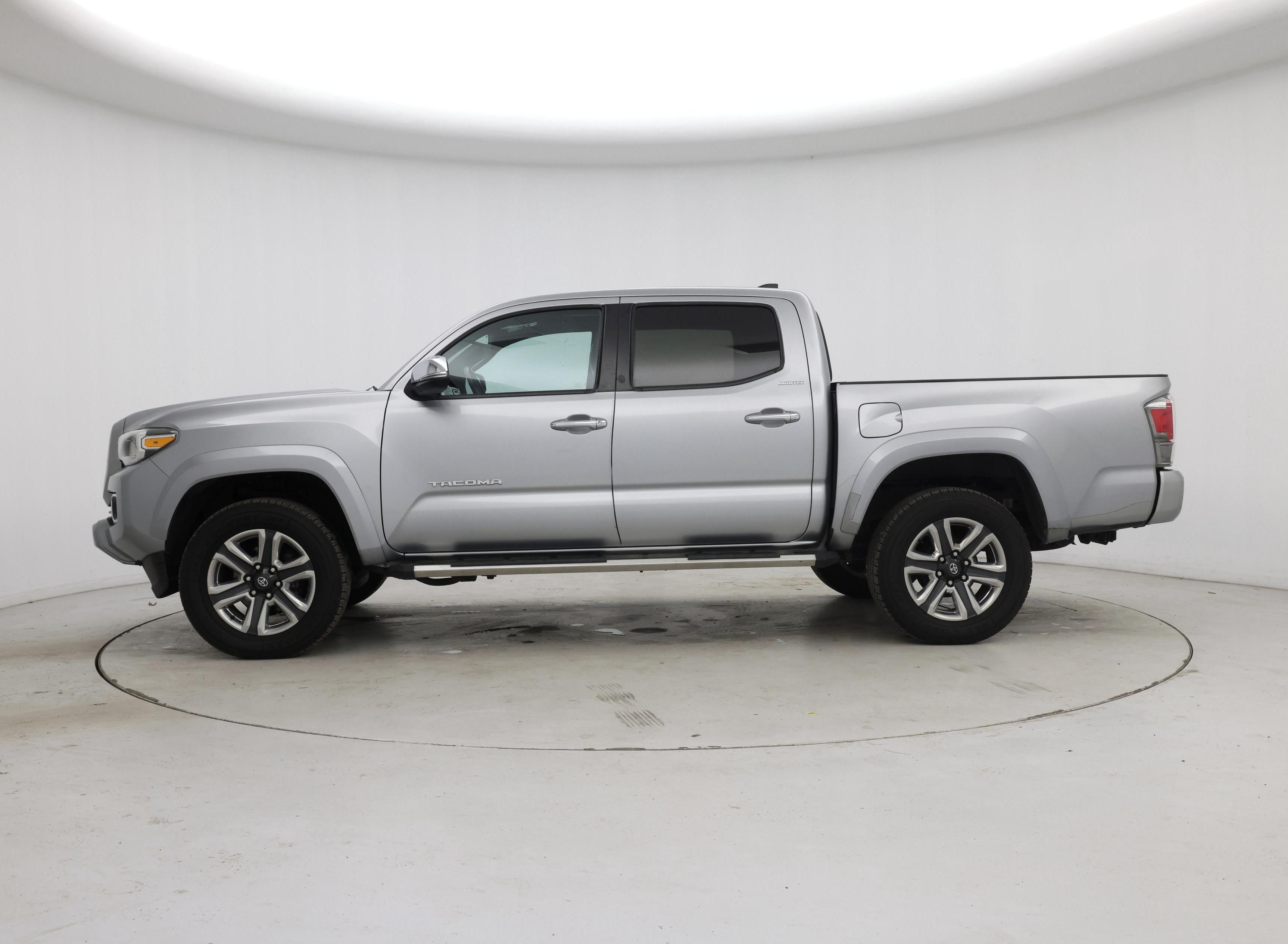 Thumbnail: 2017 Toyota Tacoma - 3