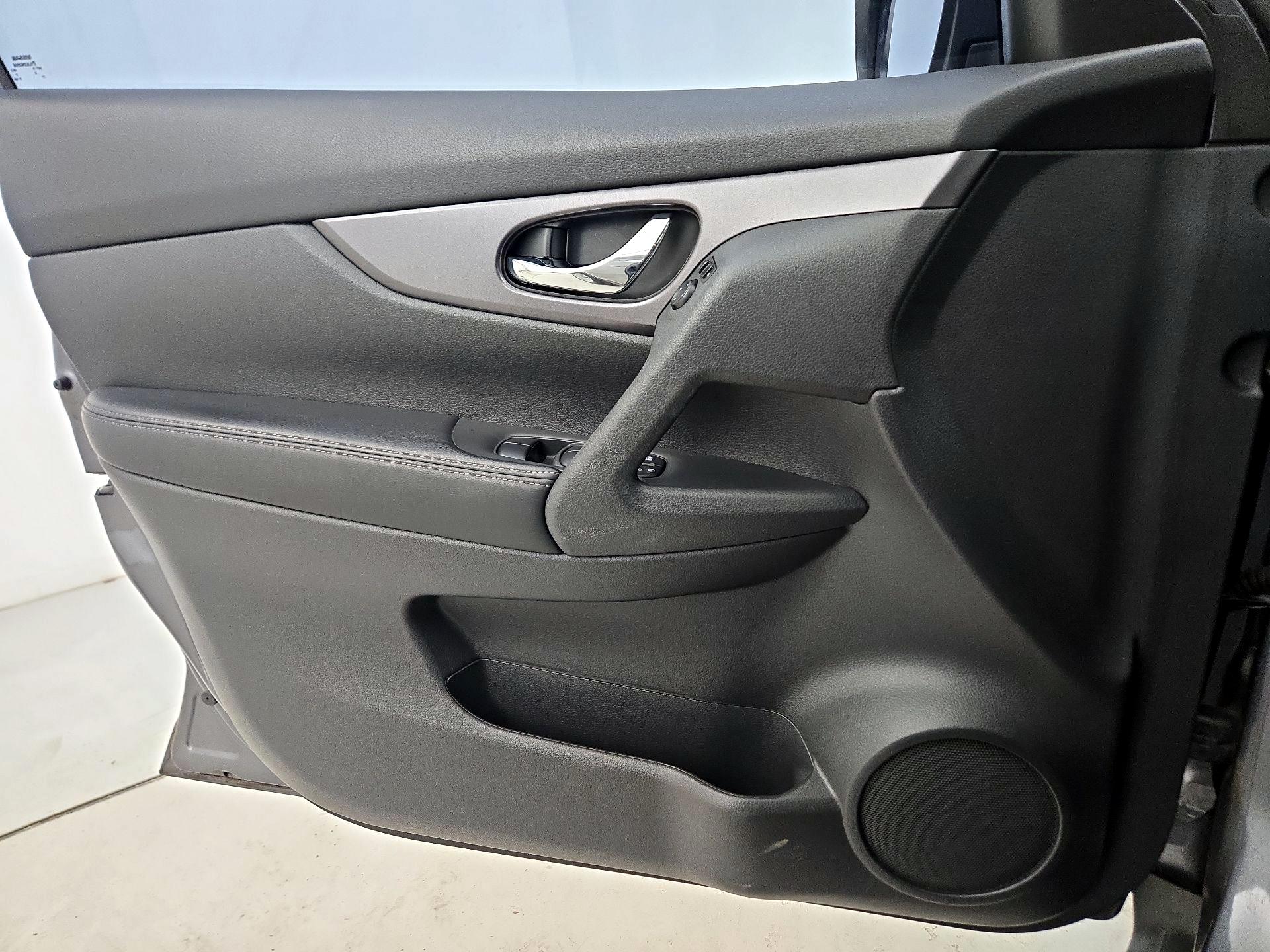 Thumbnail: 2016 Nissan Rogue - 12