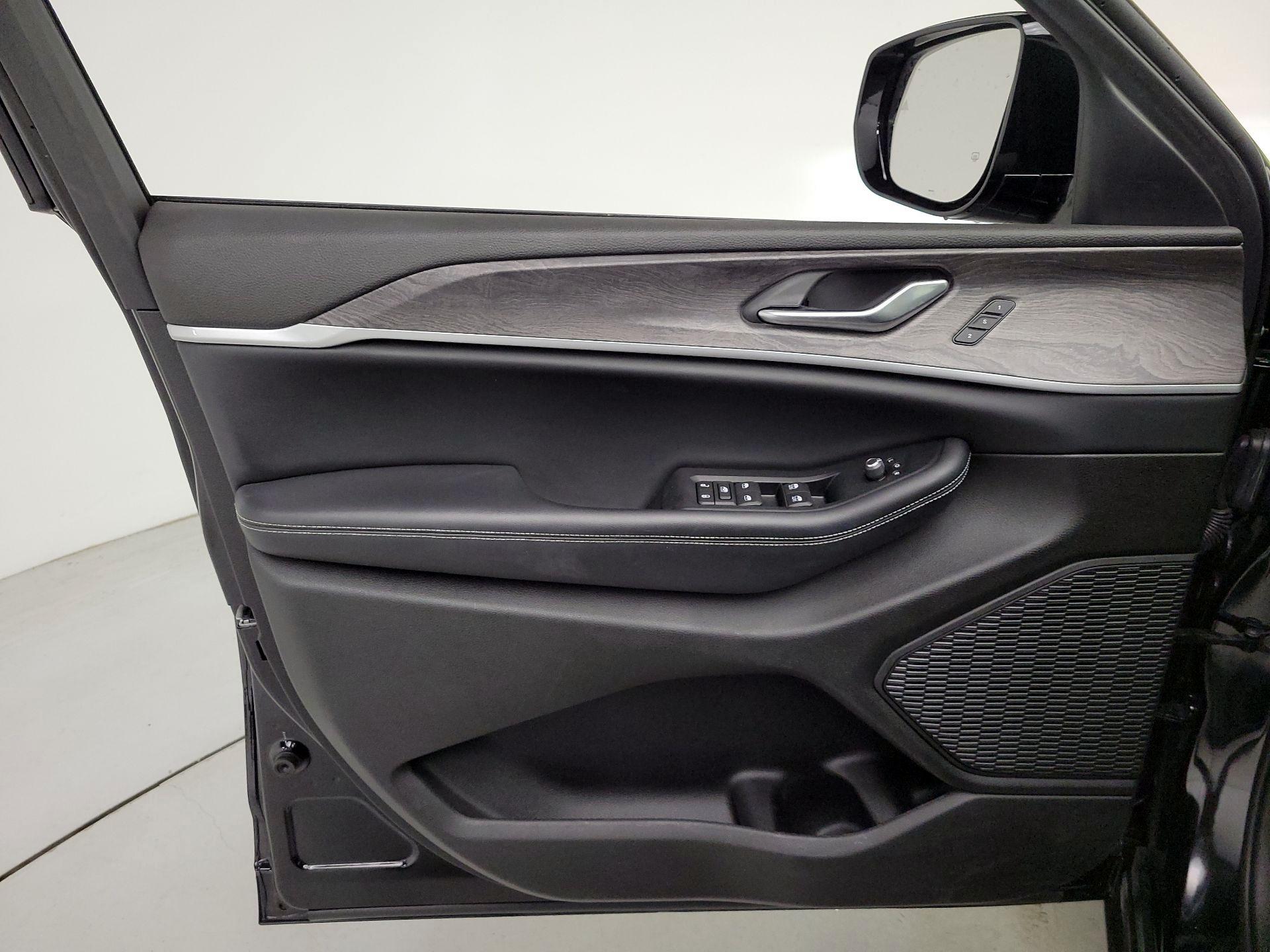 Thumbnail: 2023 Jeep Grand Cherokee - 12