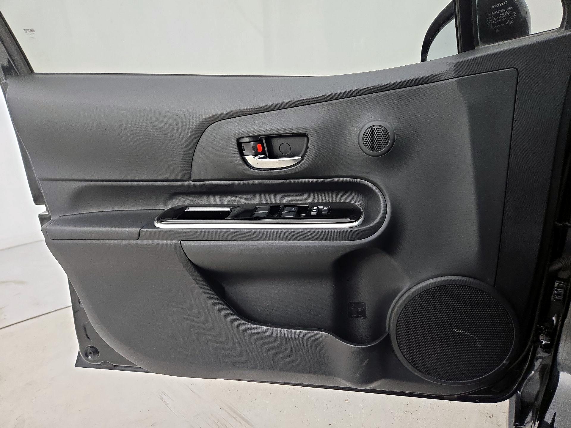 Thumbnail: 2017 Toyota Prius c - 12