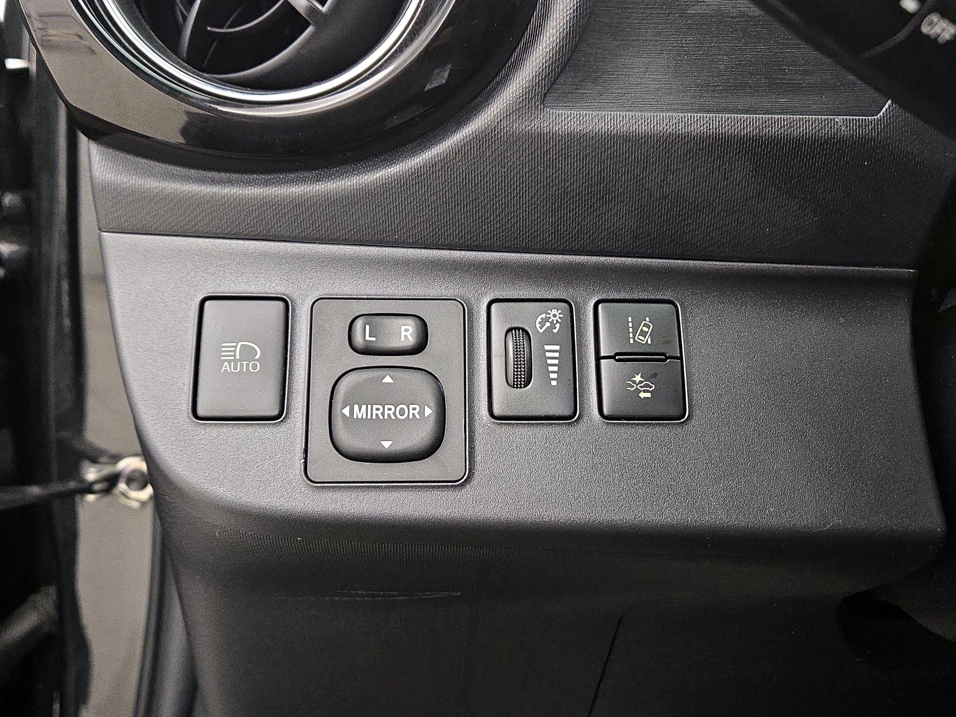 Thumbnail: 2017 Toyota Prius c - 13