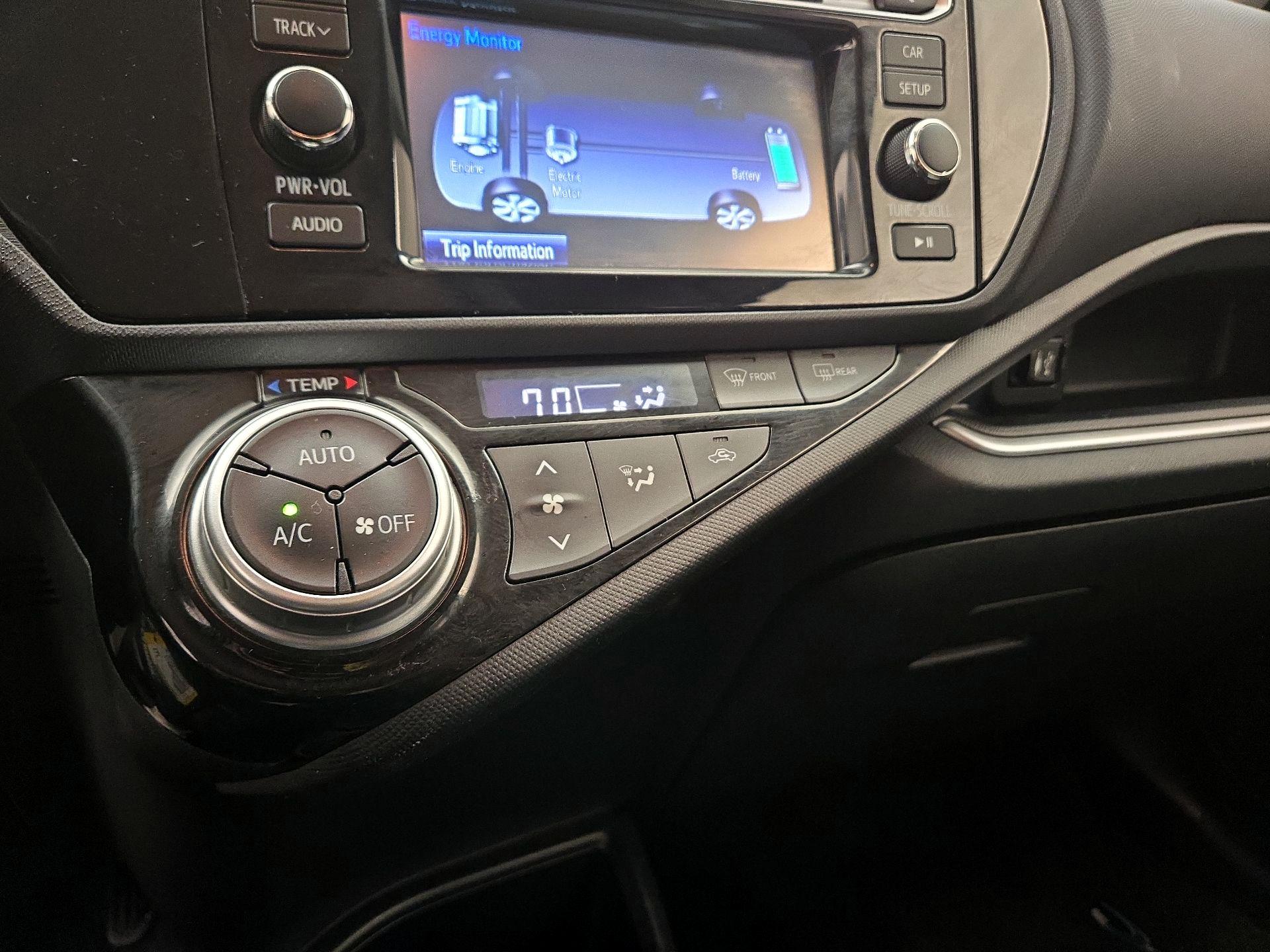 Thumbnail: 2017 Toyota Prius c - 15