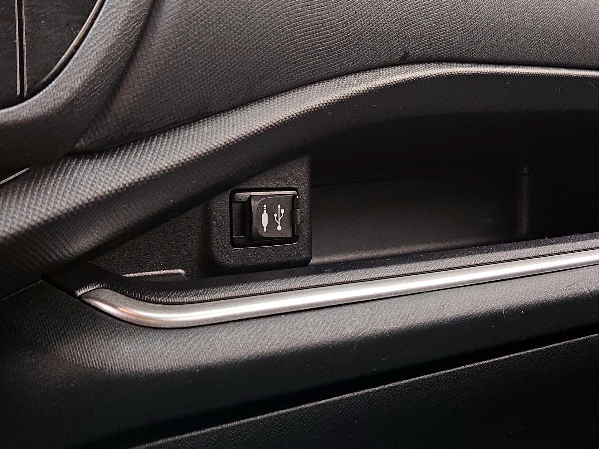 Thumbnail: 2017 Toyota Prius c - 17