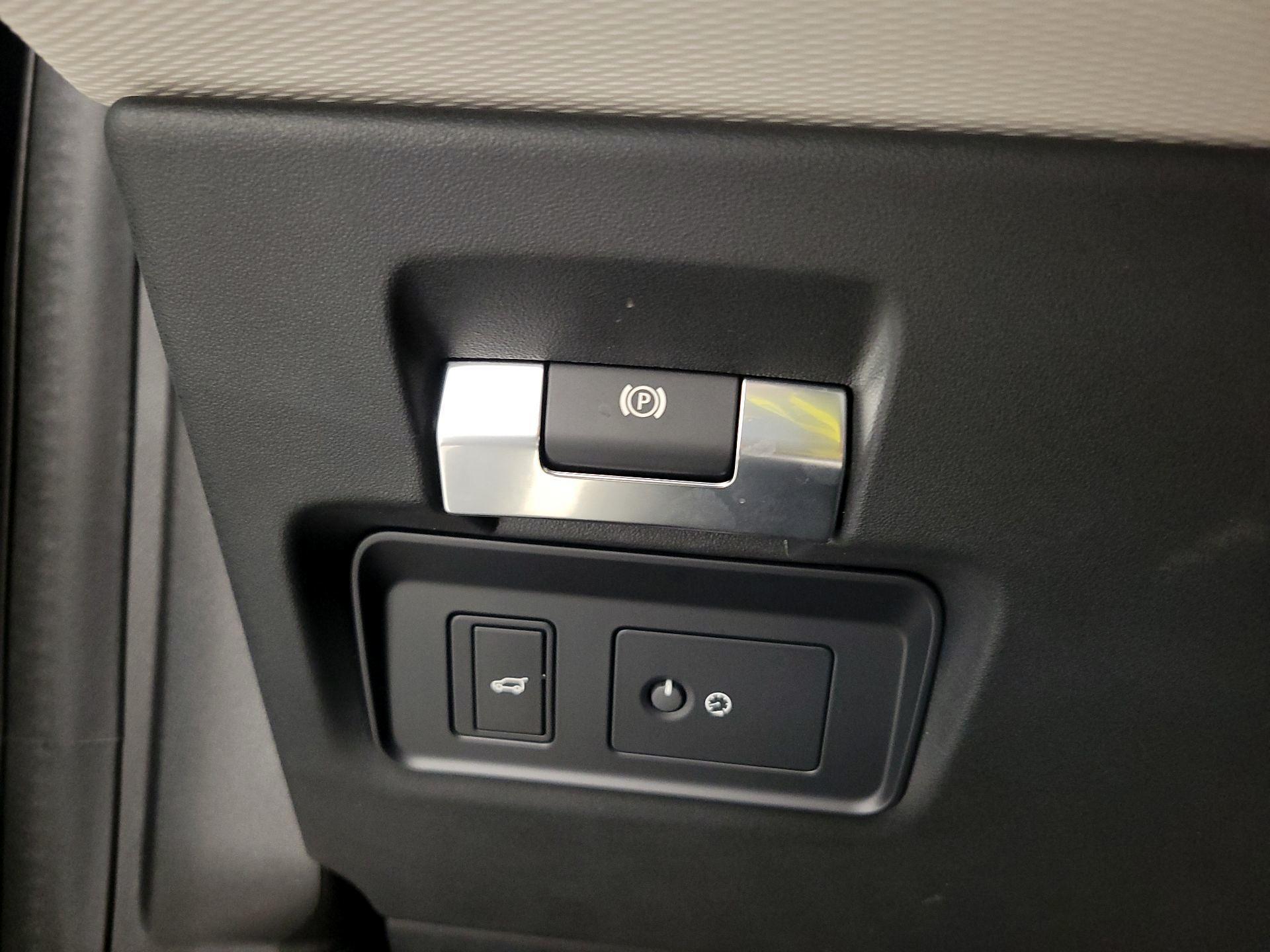 Thumbnail: 2023 Land Rover Discovery Sport - 13