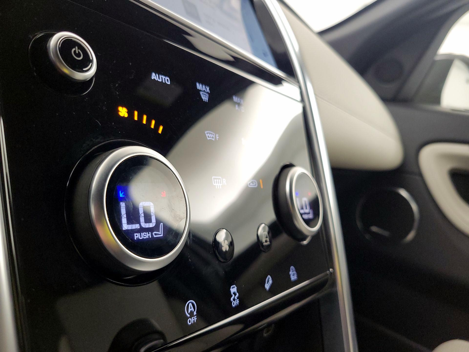 Thumbnail: 2023 Land Rover Discovery Sport - 17