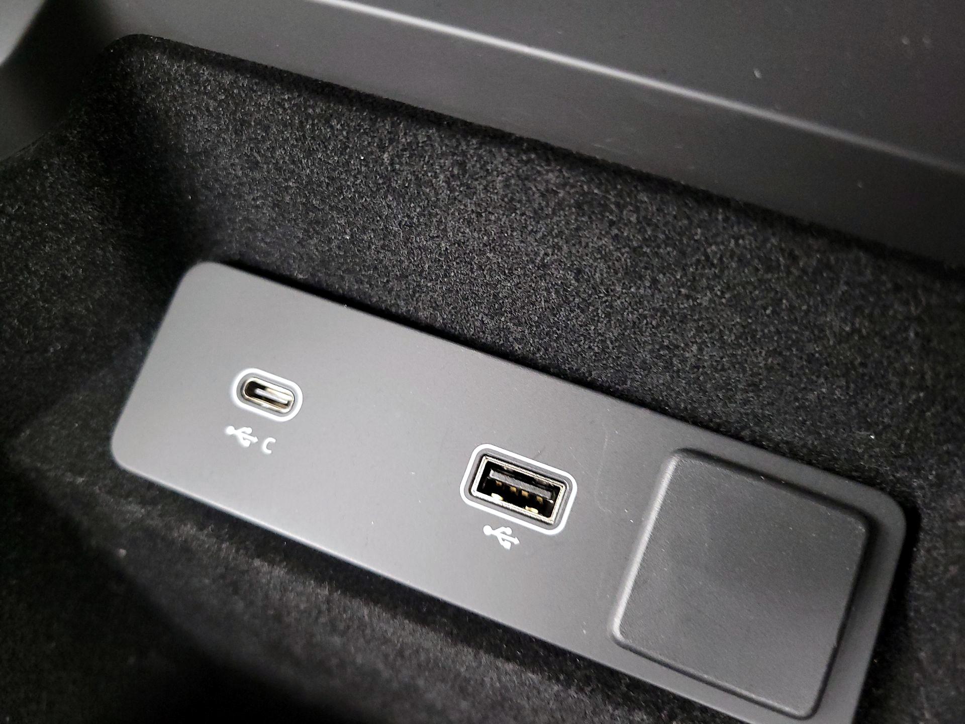 Thumbnail: 2023 Land Rover Discovery Sport - 19