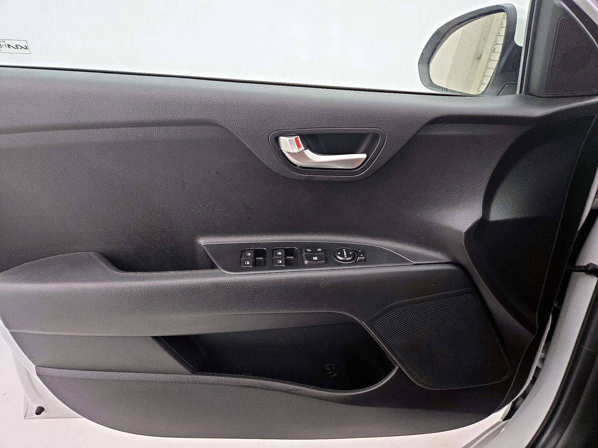 Thumbnail: 2022 Kia Rio - 12