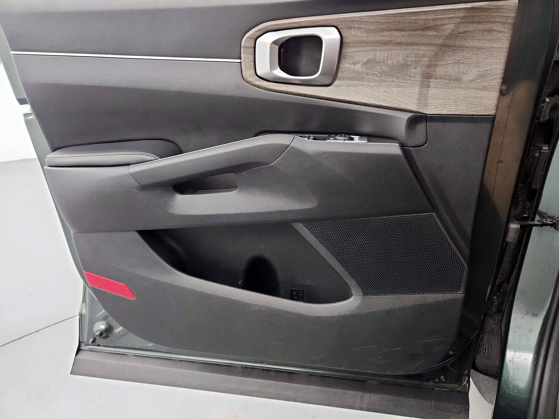 Thumbnail: 2023 Kia Sorento - 12