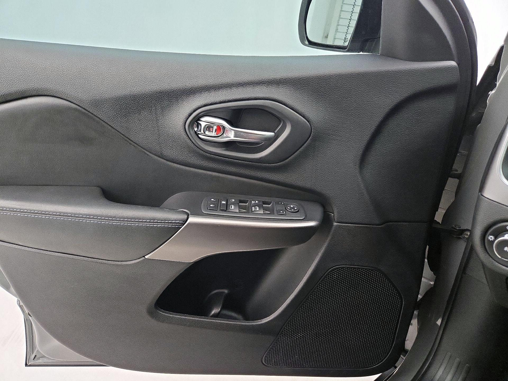 Thumbnail: 2020 Jeep Cherokee - 12