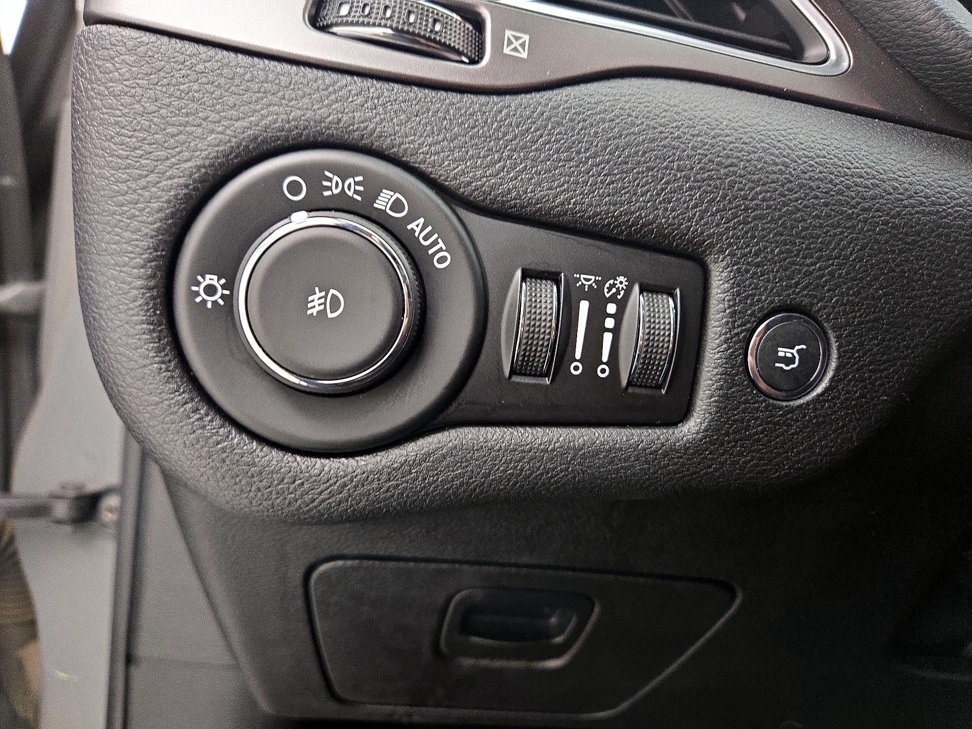 Thumbnail: 2020 Jeep Cherokee - 13