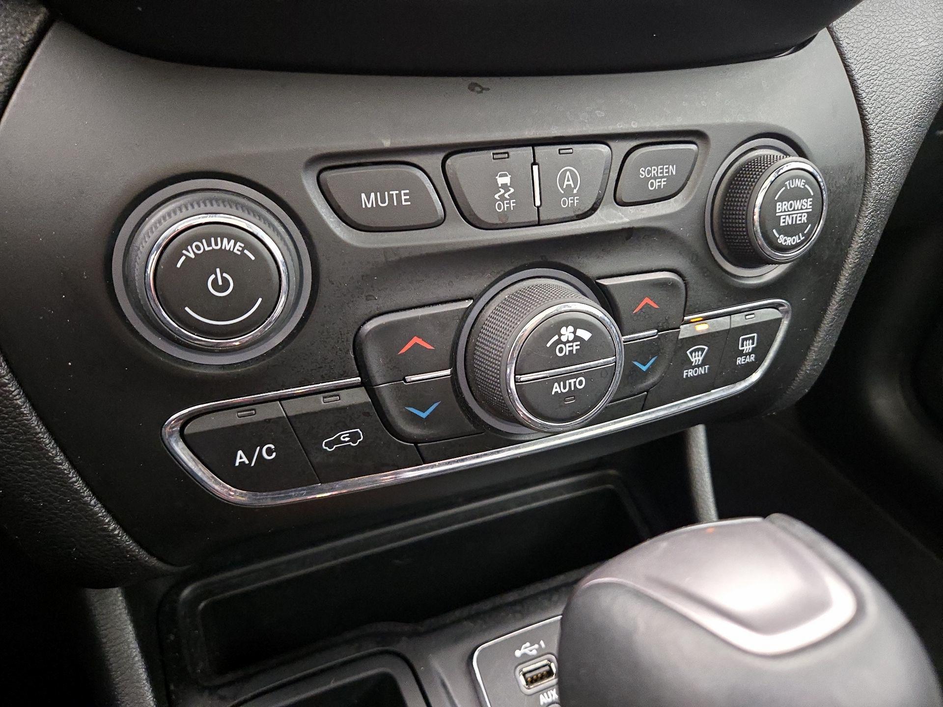 Thumbnail: 2020 Jeep Cherokee - 16