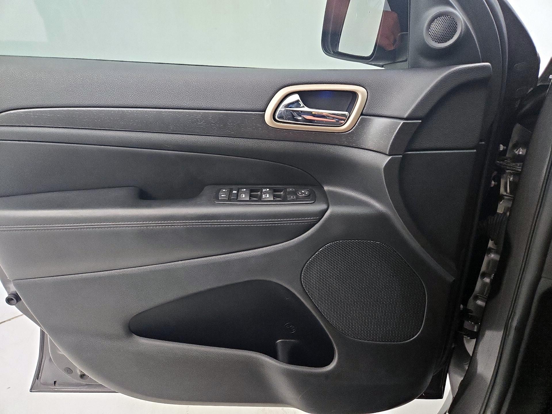 Thumbnail: 2015 Jeep Grand Cherokee - 12