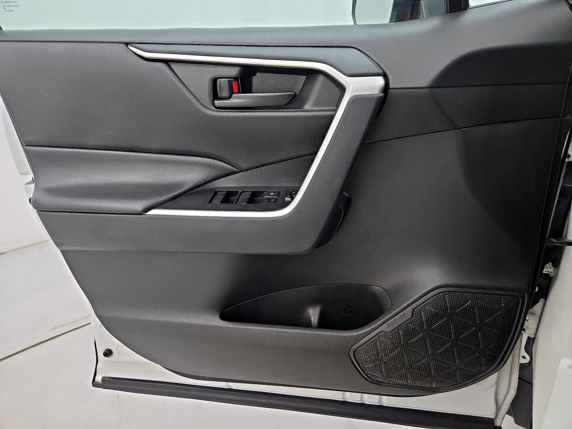 Thumbnail: 2020 Toyota RAV4 - 12