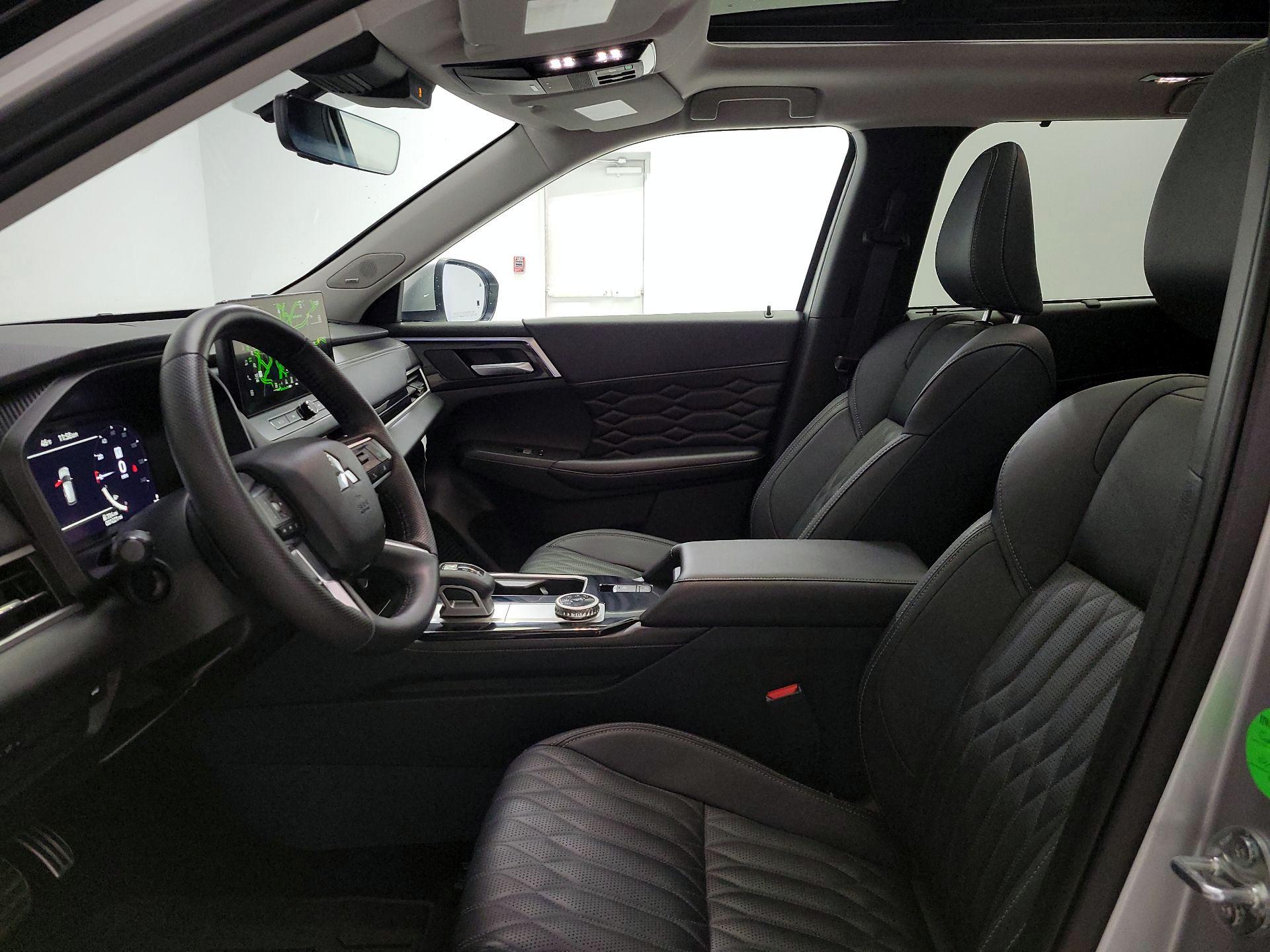 Thumbnail: 2025 Mitsubishi Outlander - 11