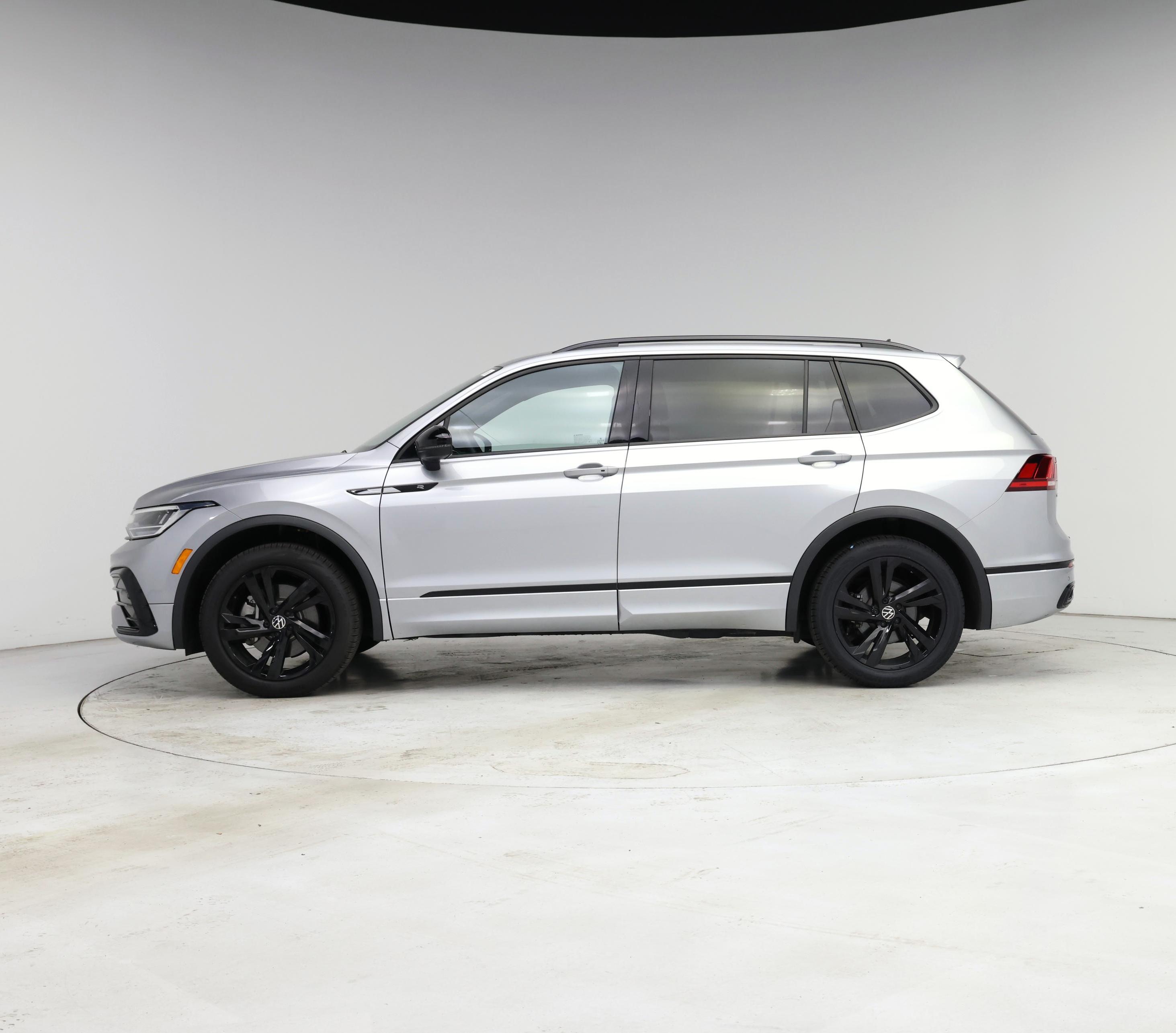 Thumbnail: 2023 Volkswagen Tiguan - 3