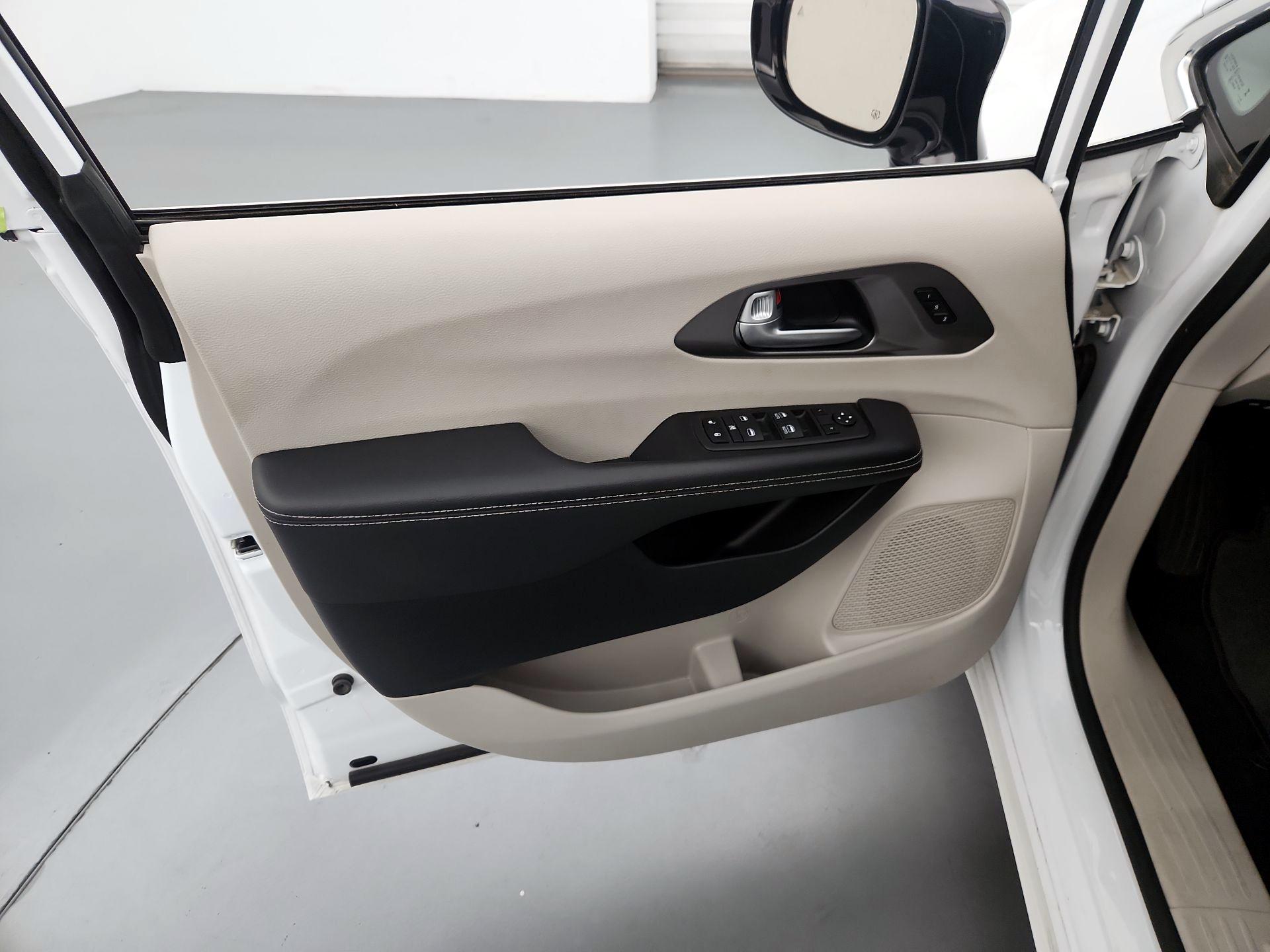 Thumbnail: 2024 Chrysler Pacifica - 12