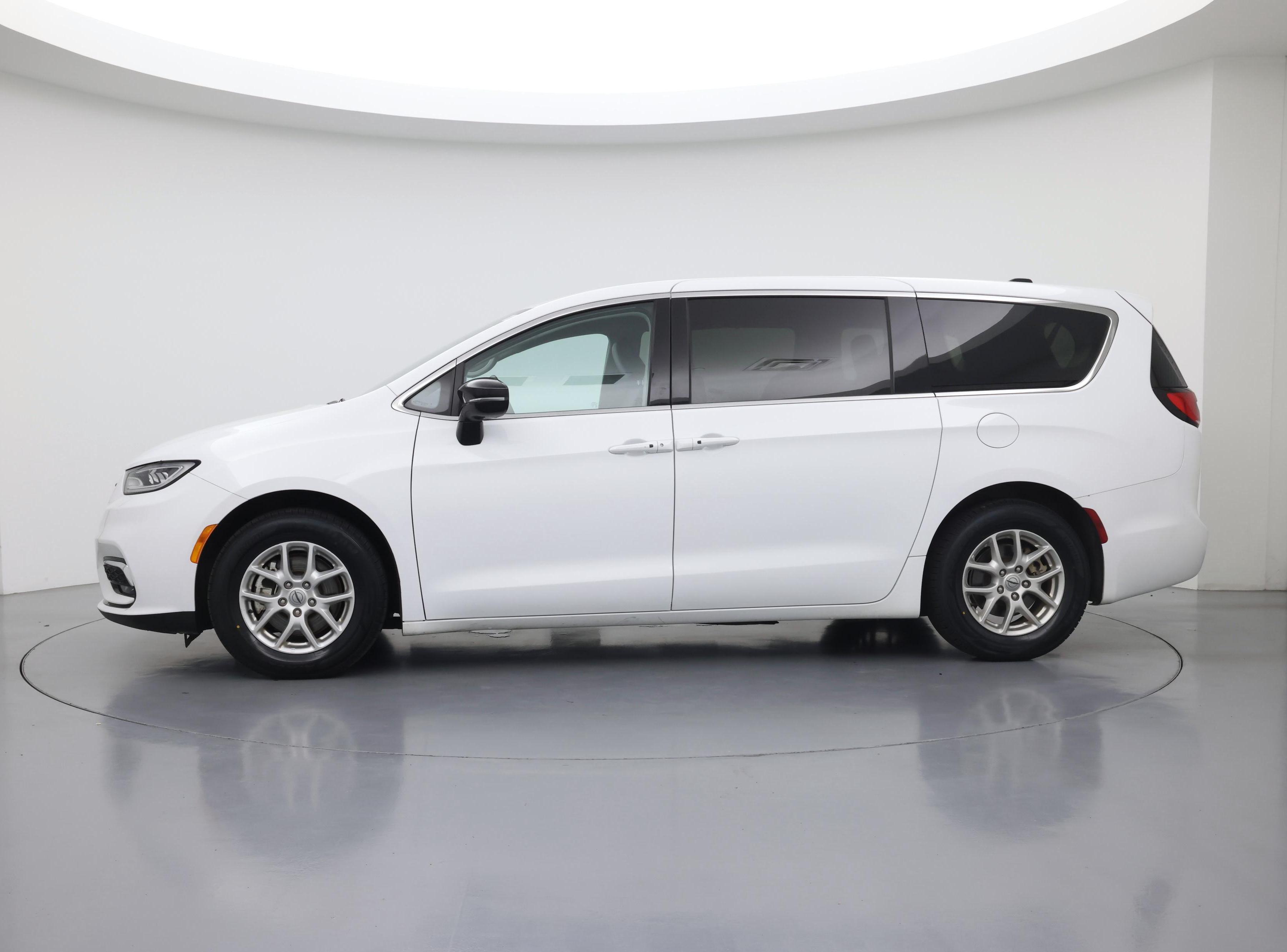 Thumbnail: 2024 Chrysler Pacifica - 3