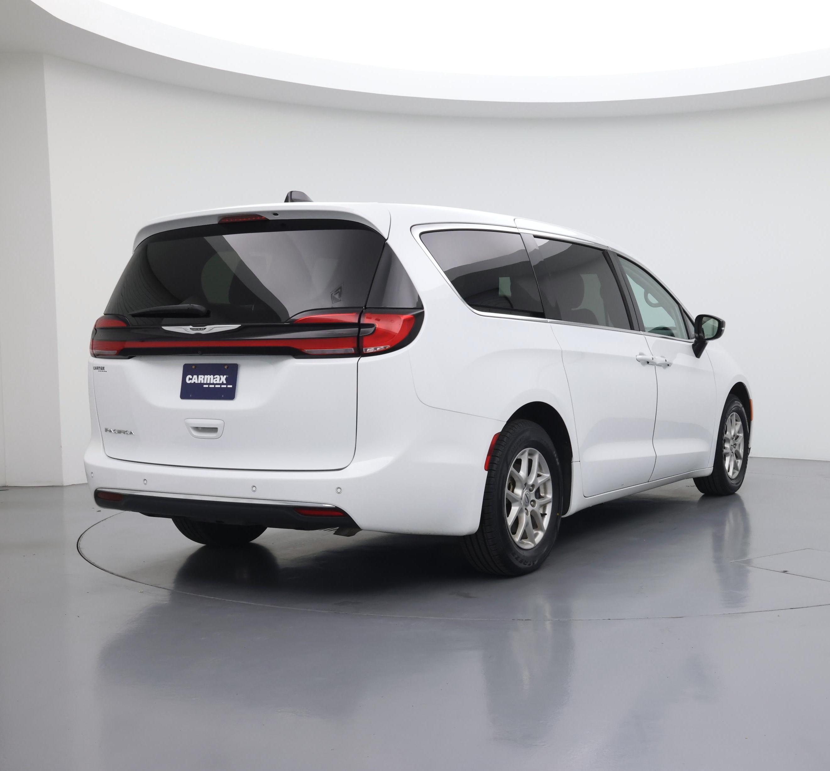 Thumbnail: 2024 Chrysler Pacifica - 8