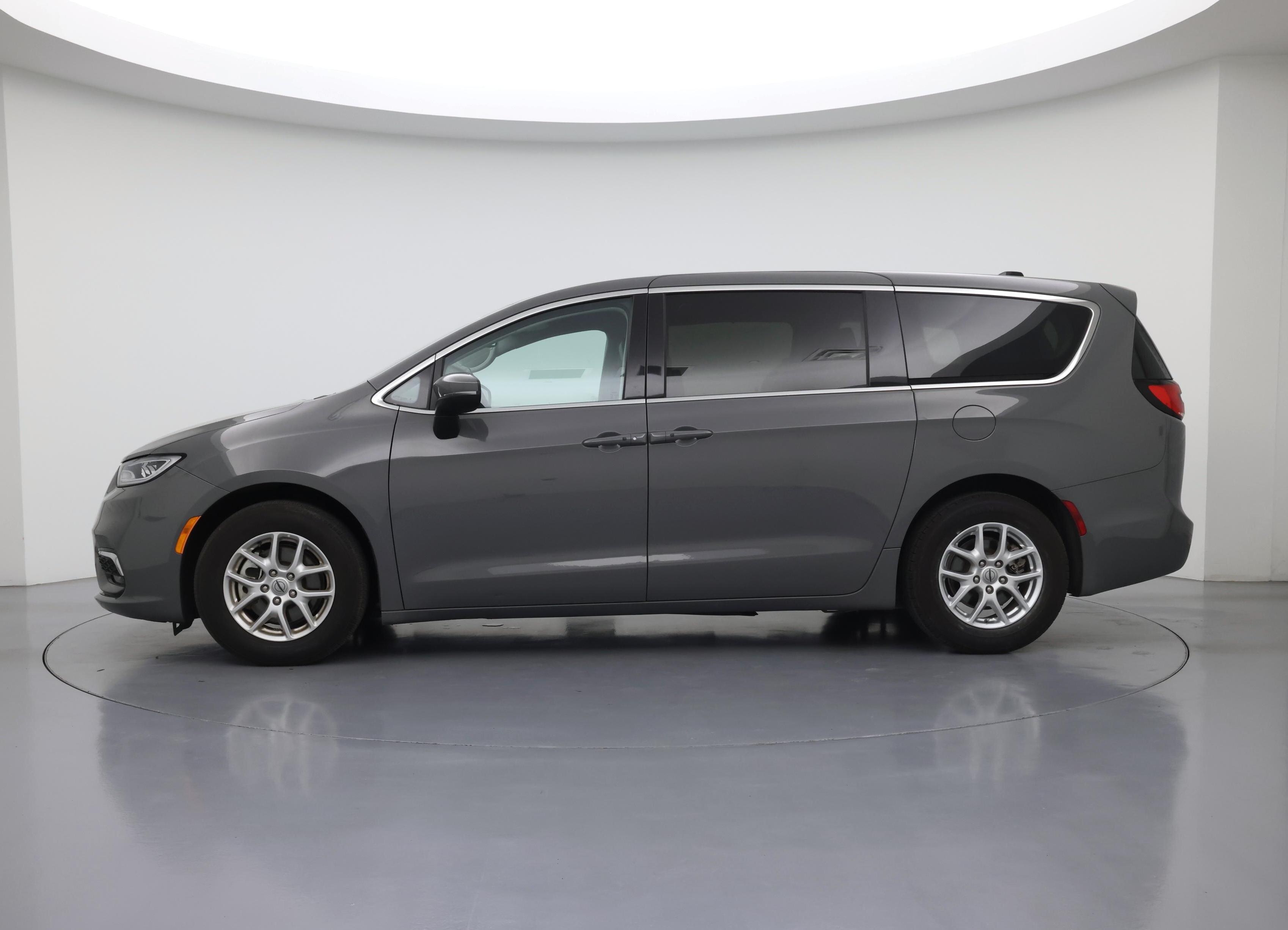 Thumbnail: 2023 Chrysler Pacifica - 3