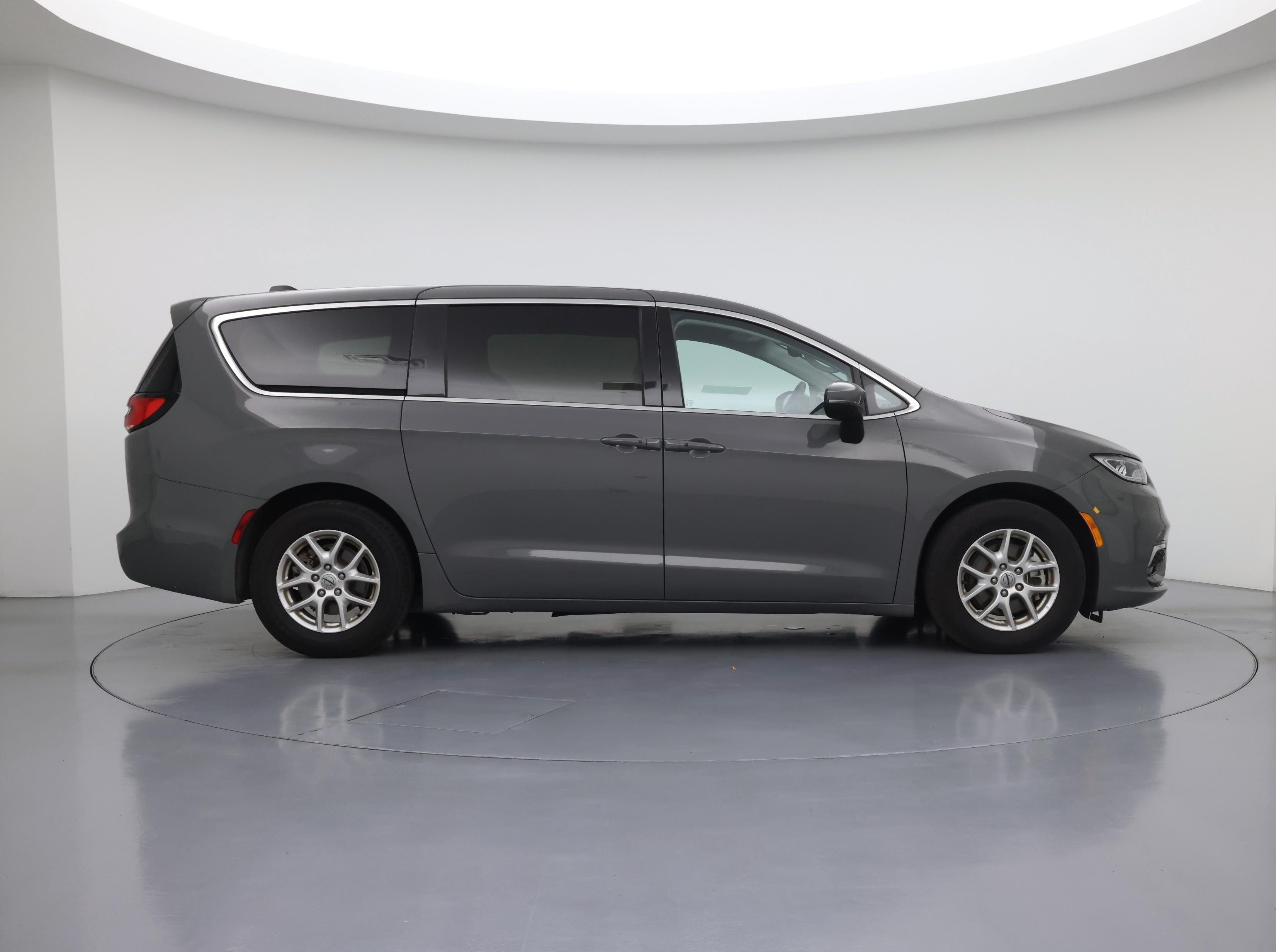 Thumbnail: 2023 Chrysler Pacifica - 7